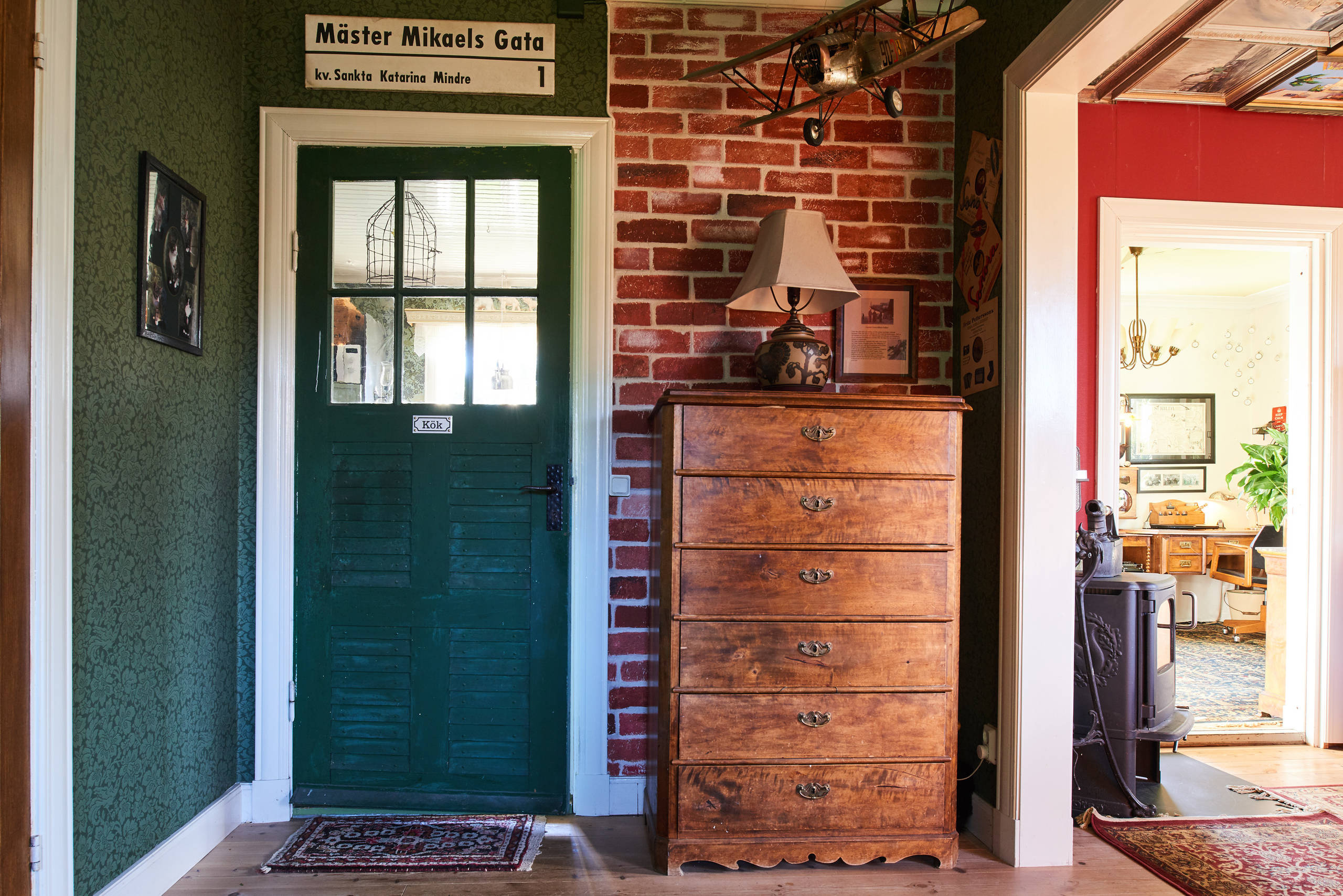 Houzz Швеция: Дом с картинами на... потолке