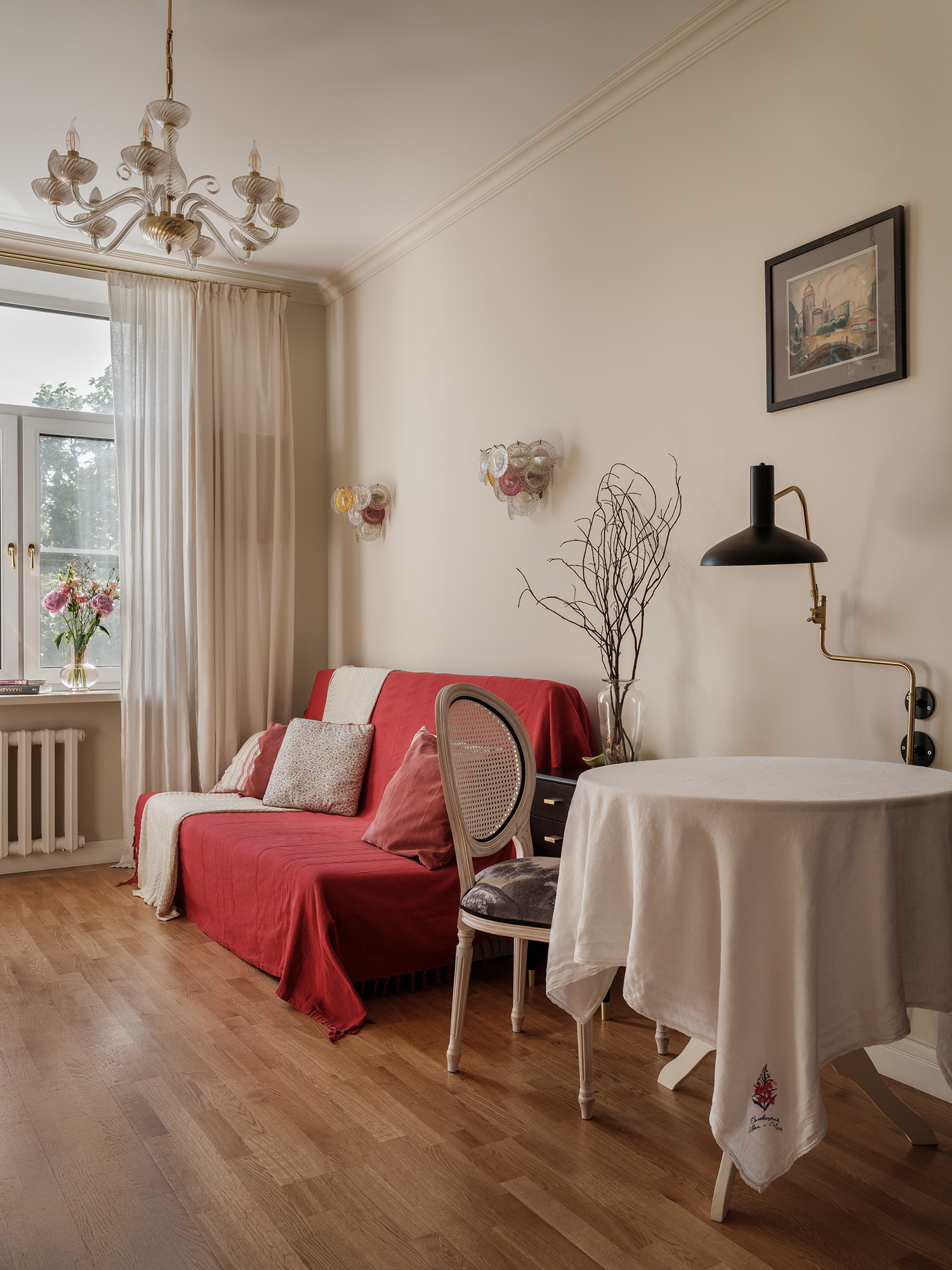 В гостях: маленькая квартира для четверых и усыновленной собаки