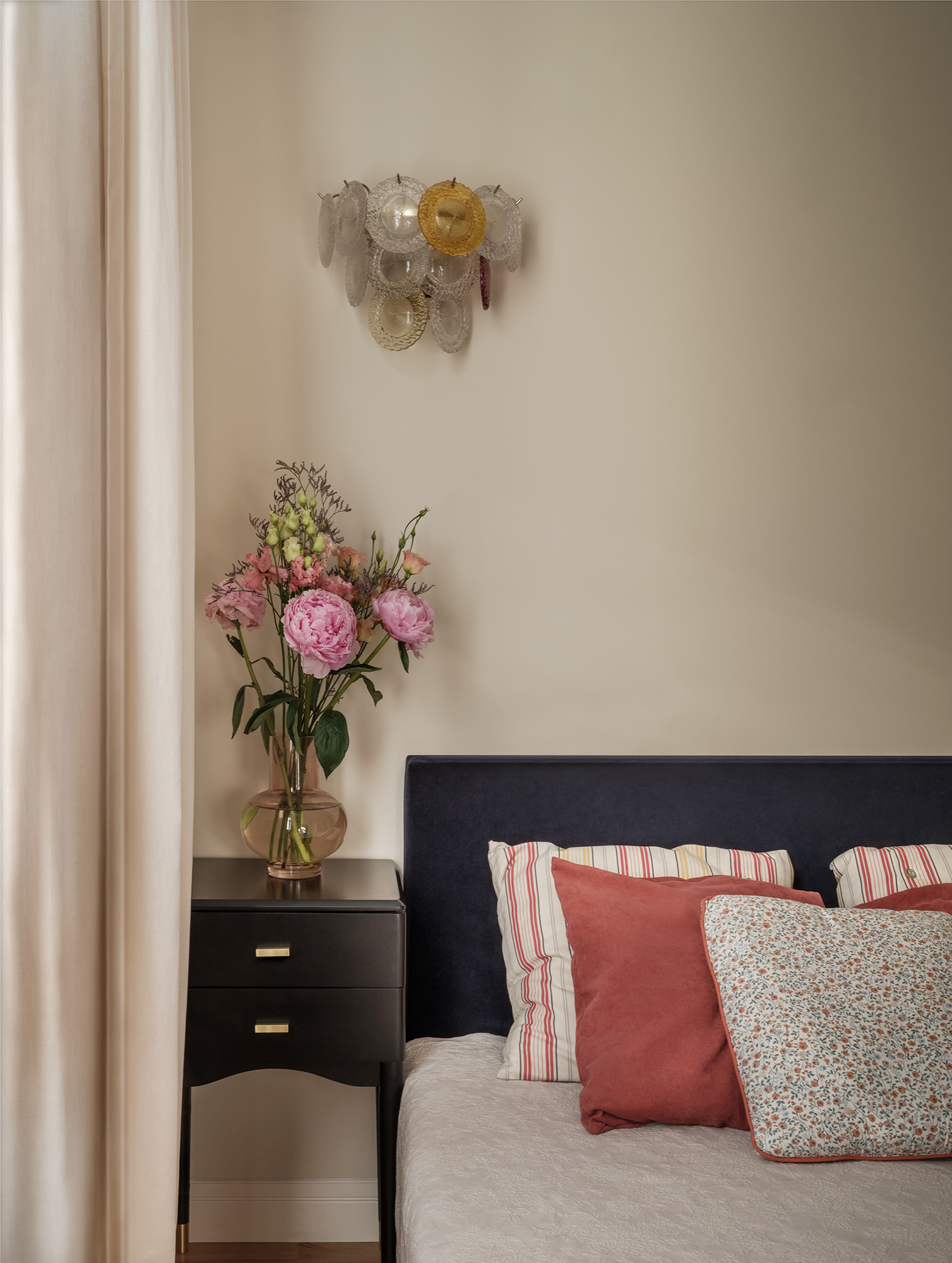 В гостях: маленькая квартира для четверых и усыновленной собаки