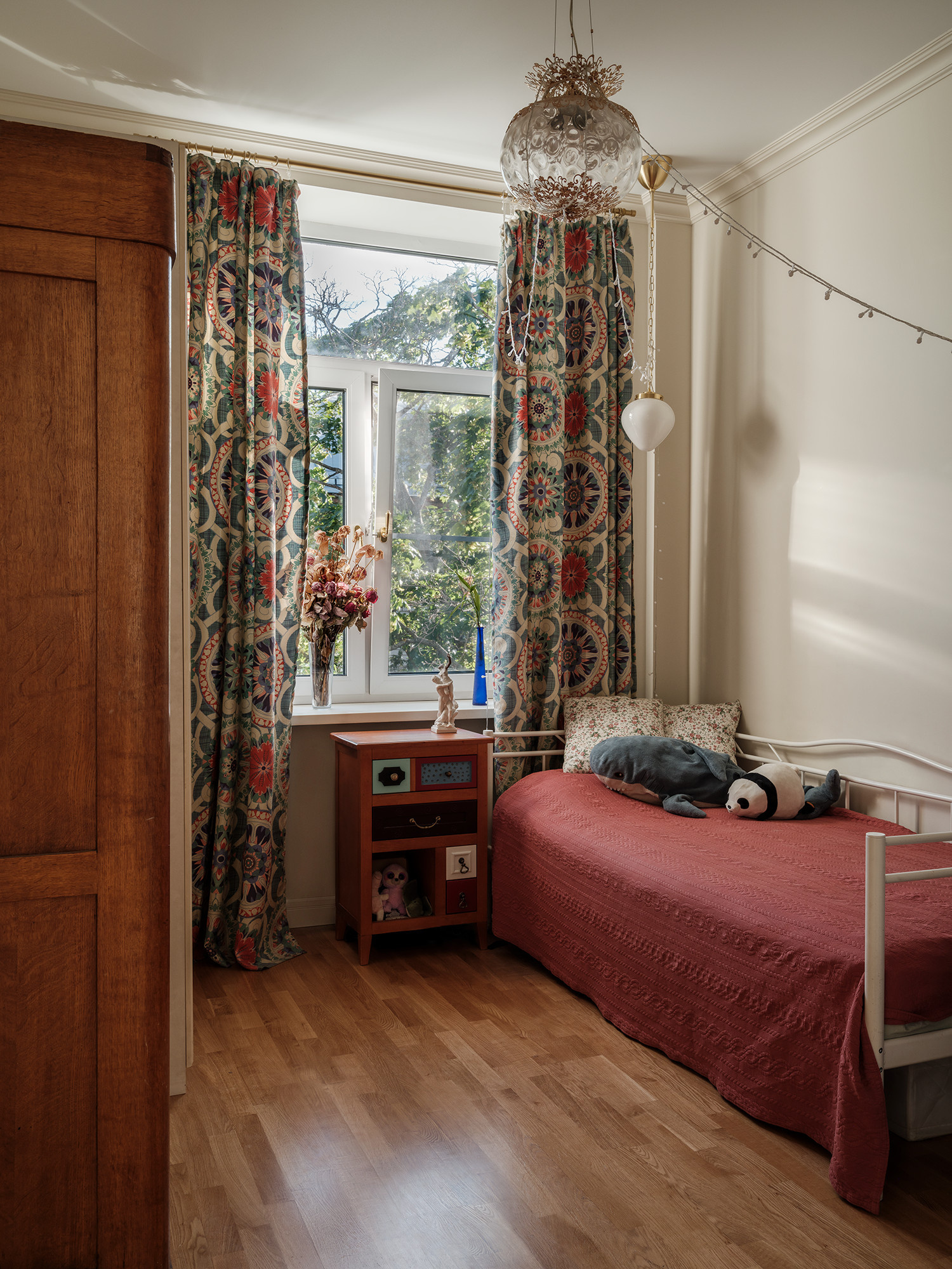 В гостях: маленькая квартира для четверых и усыновленной собаки