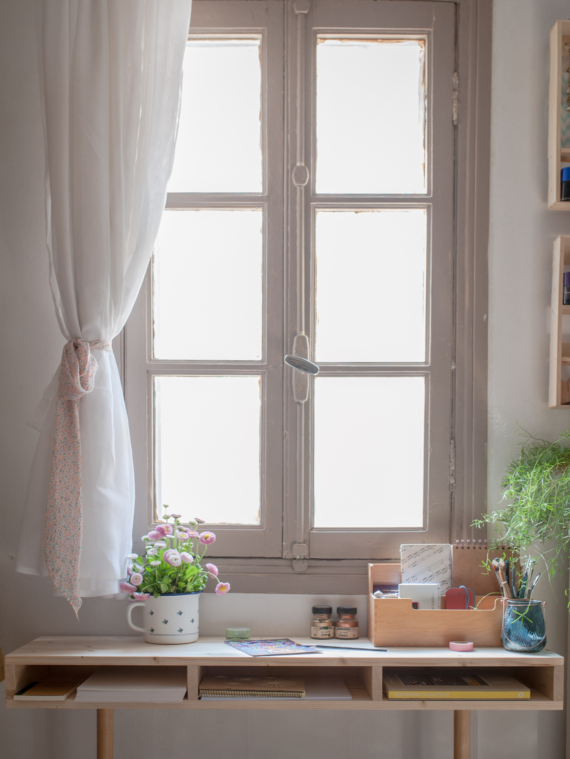 Своими руками: Как сделать рабочее место у окна