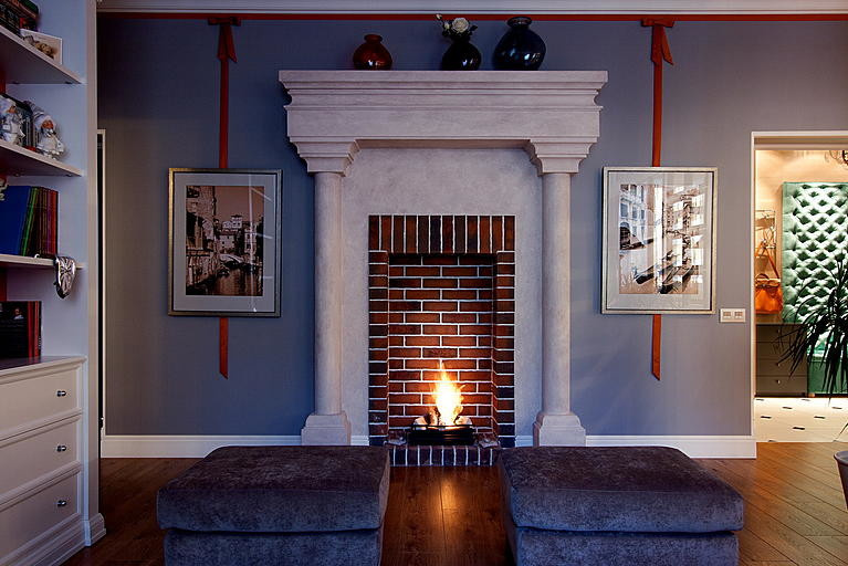 Гостиная недели: Стеклянная стена, большой камин и оранжевое настроение