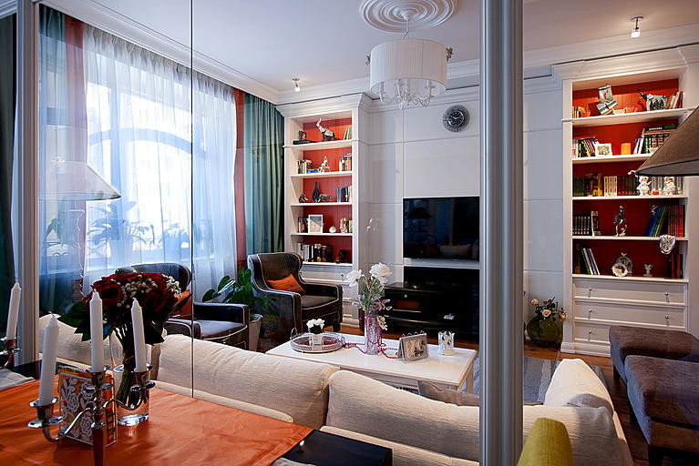 Гостиная недели: Стеклянная стена, большой камин и оранжевое настроение