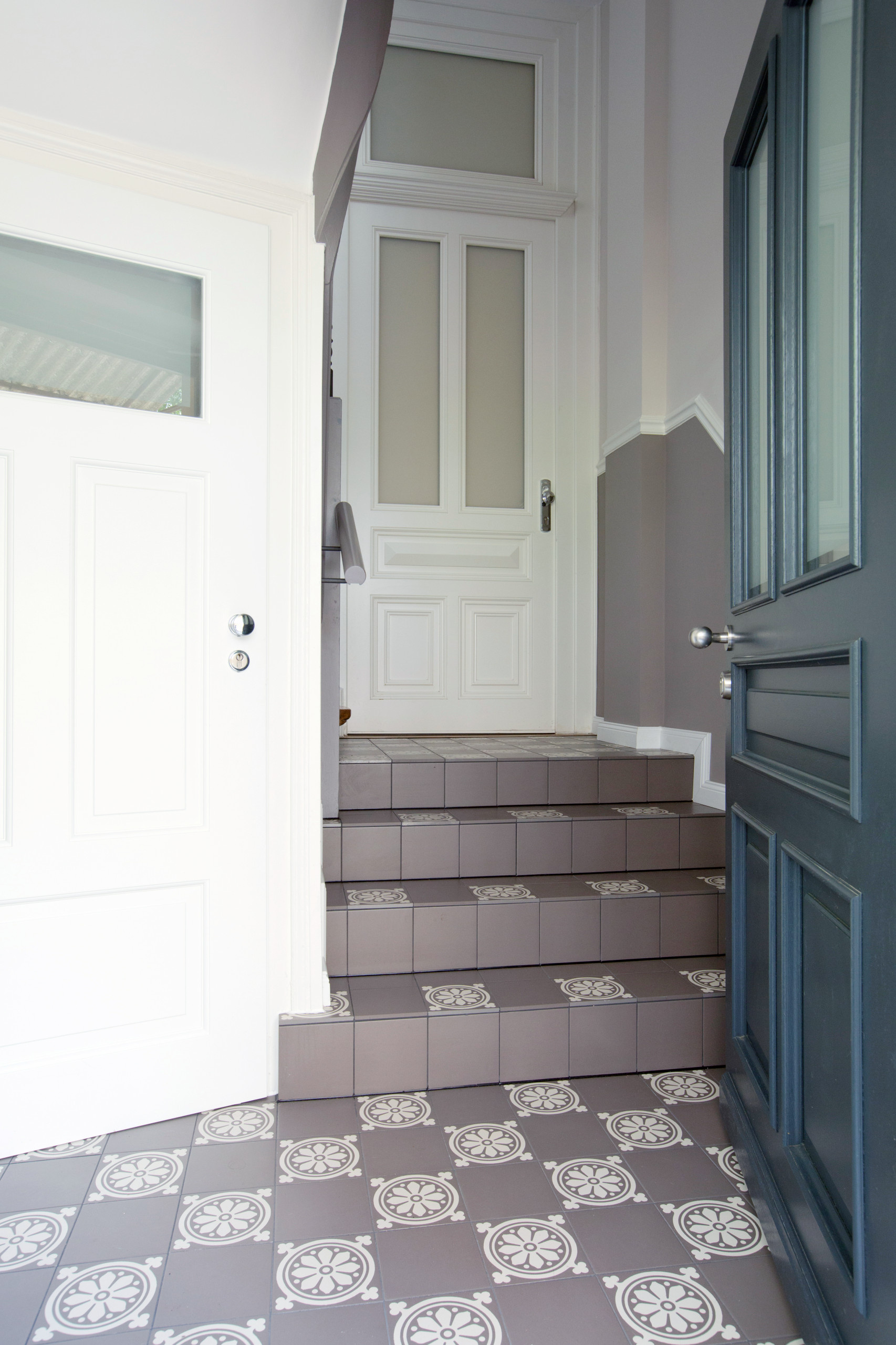 До и после: Реставрация старой лестницы в подъезде