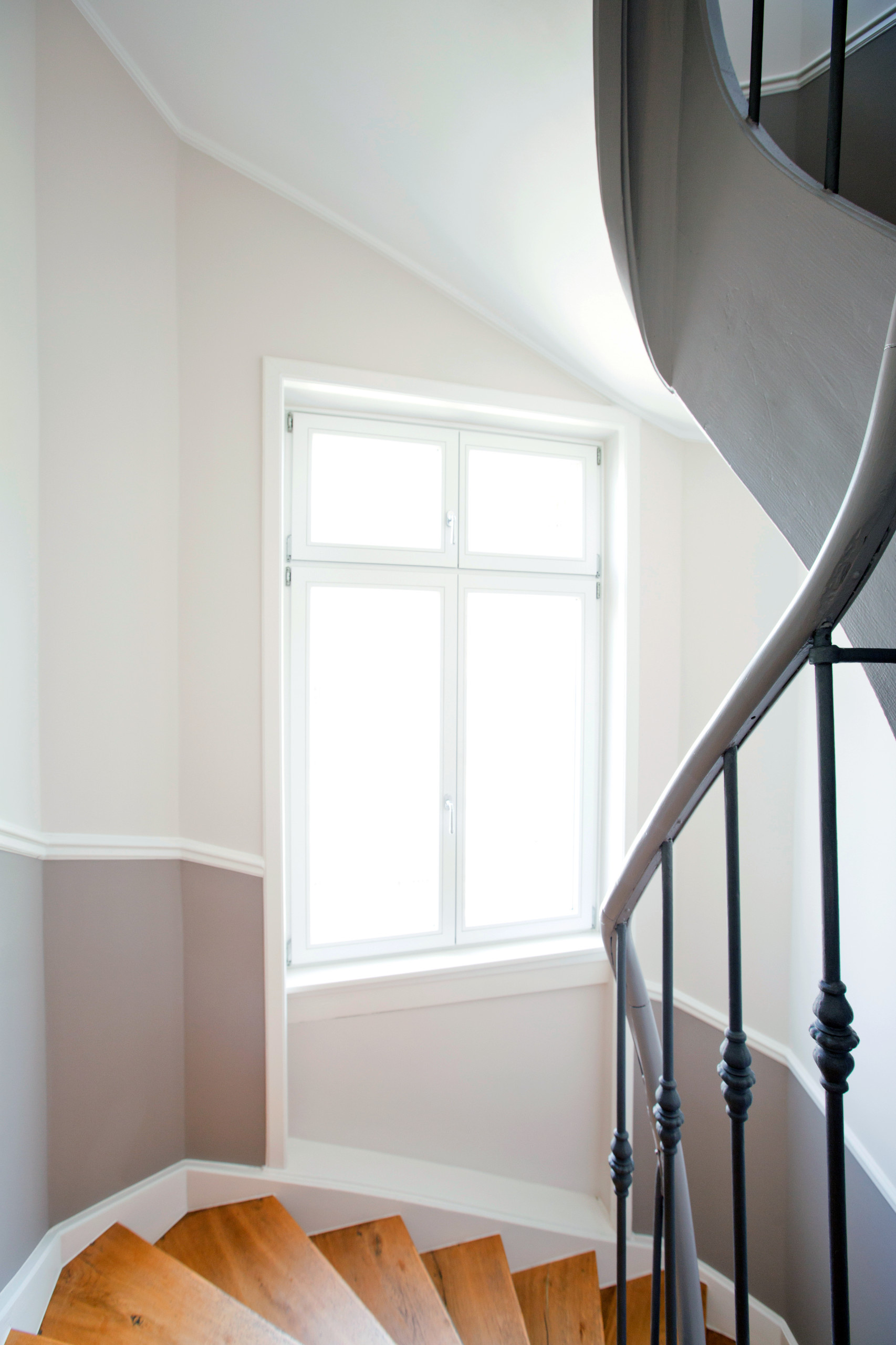 До и после: Реставрация старой лестницы в подъезде