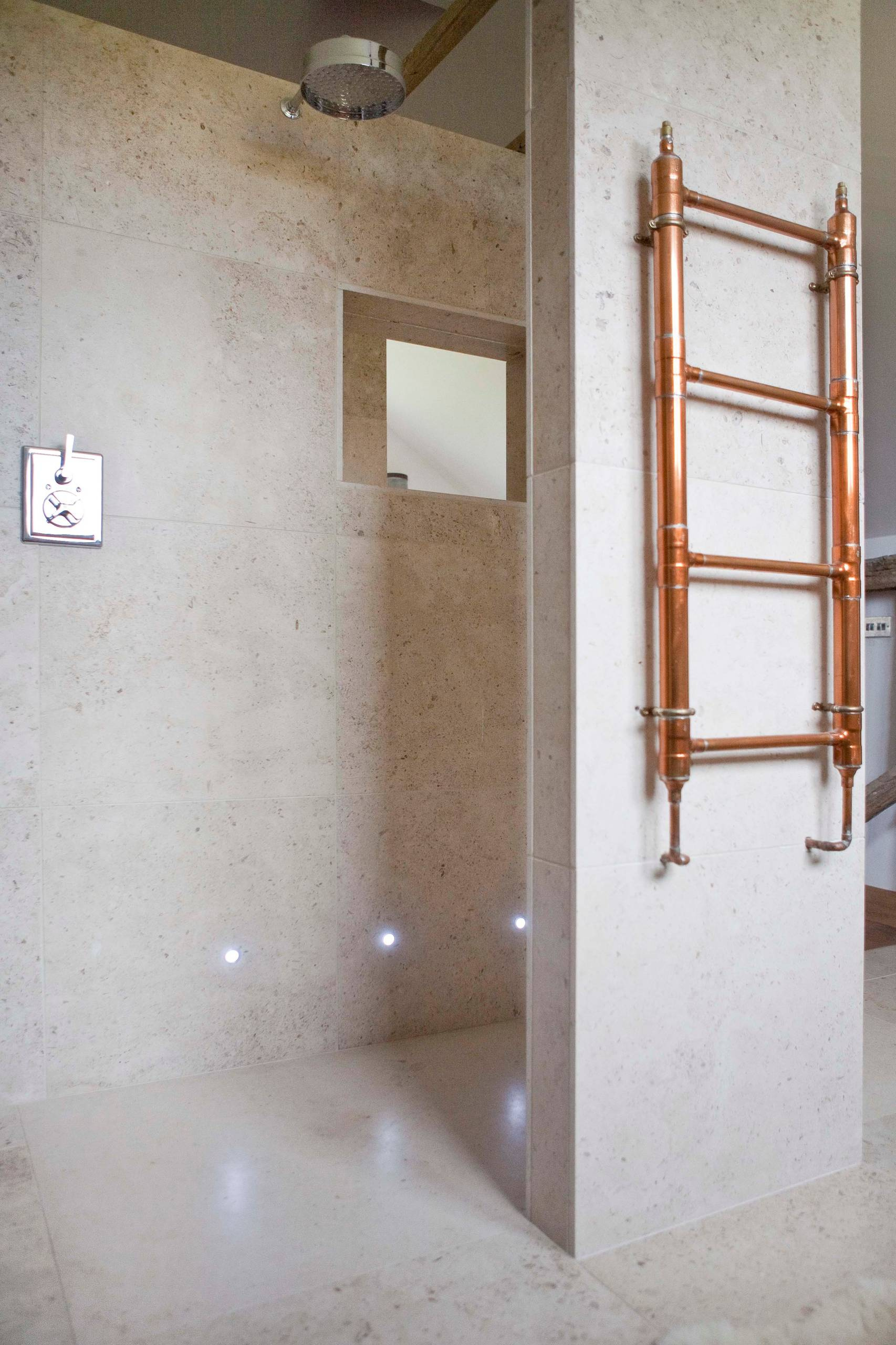 Медные трубы: Как использовать модную арматуру в интерьере?