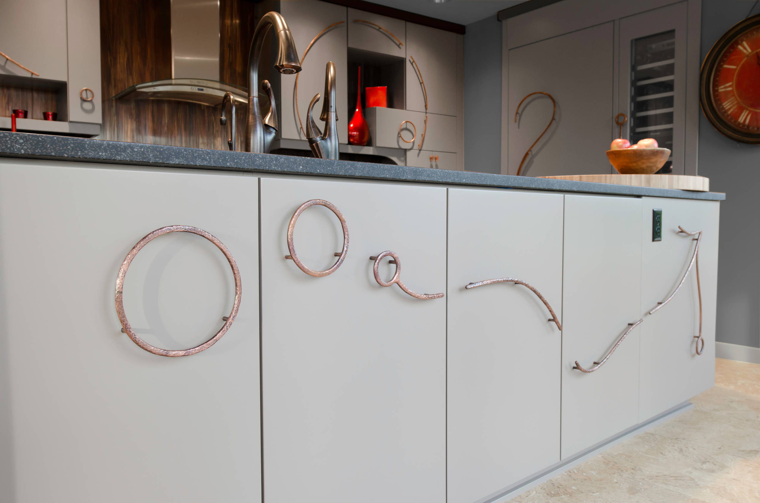 Медные трубы: Как использовать модную арматуру в интерьере?