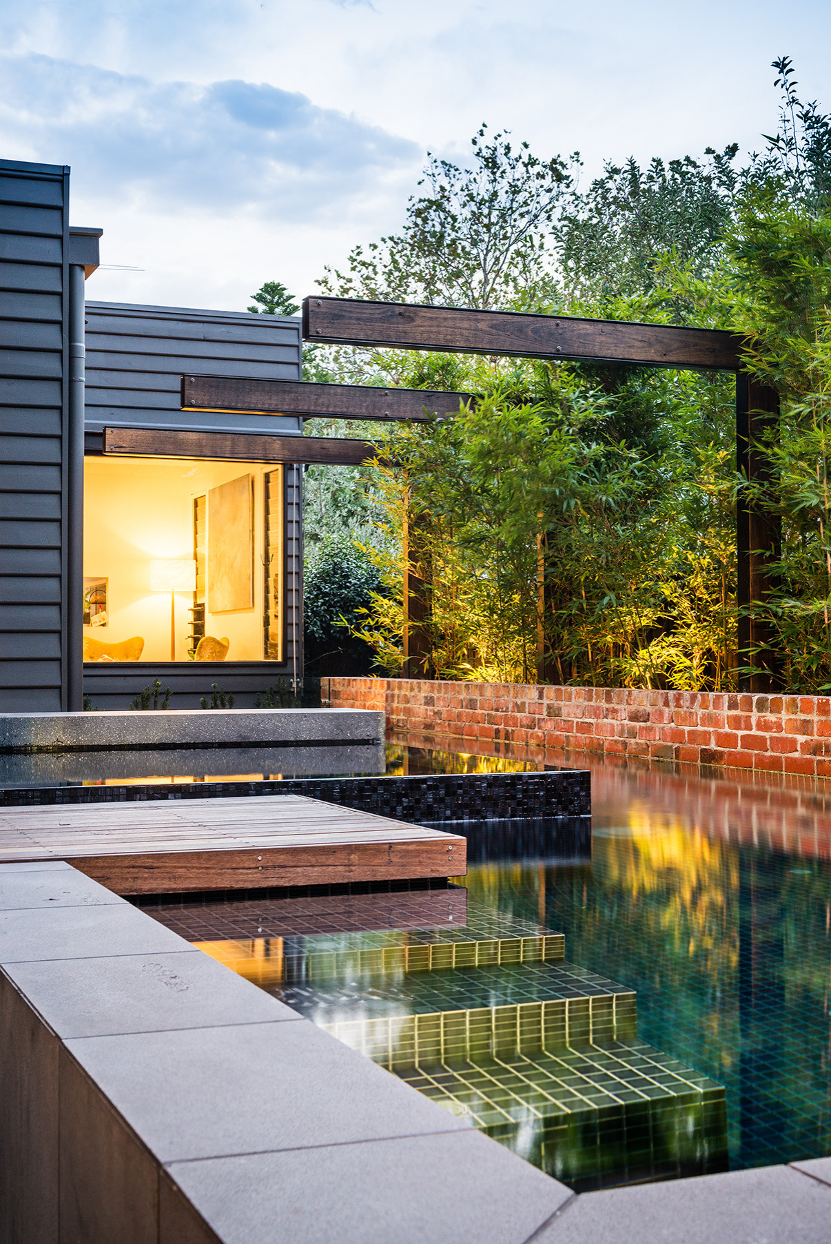 Houzz Австралия: Двор для развлечений с бассейном и печью для пиццы