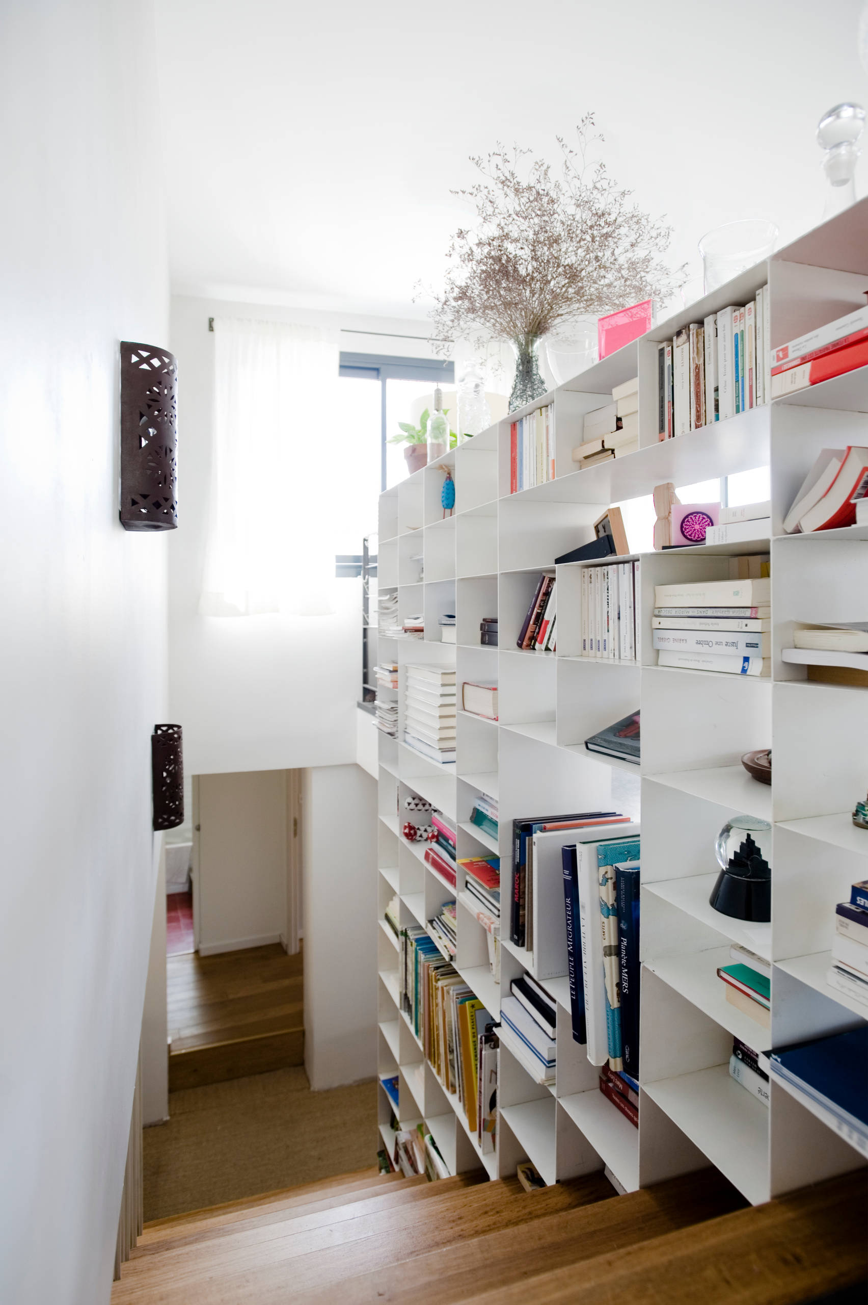 Вместе весело шагать: 8 способов небанально задействовать лестницу