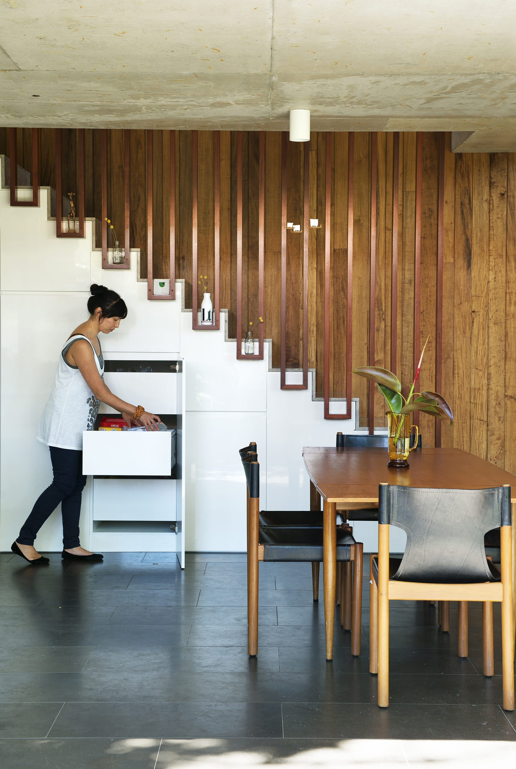 Вместе весело шагать: 8 способов небанально задействовать лестницу