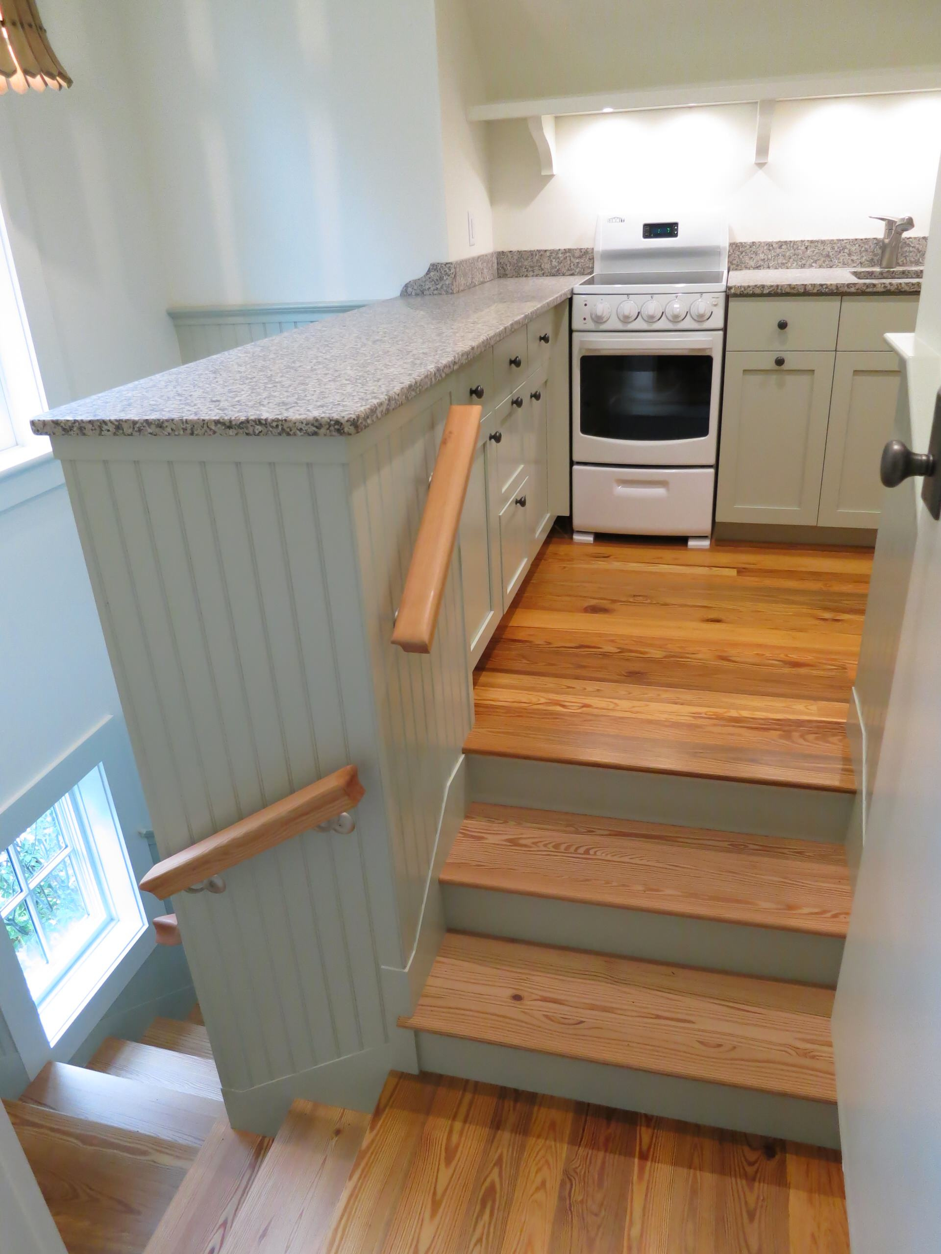 Вместе весело шагать: 8 способов небанально задействовать лестницу