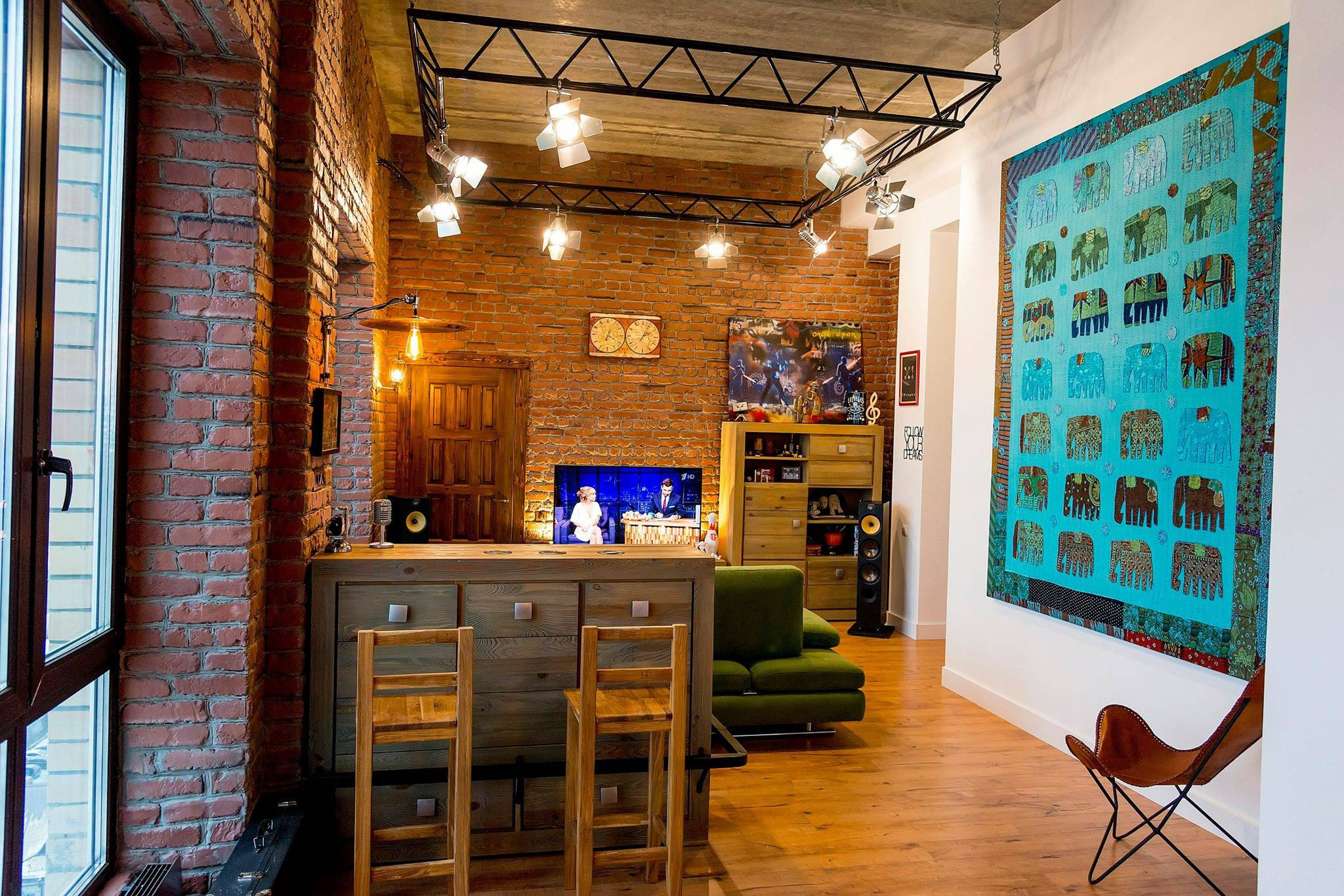 Houzz тур: Лофт в Тюмени с «музыкальными» перилами