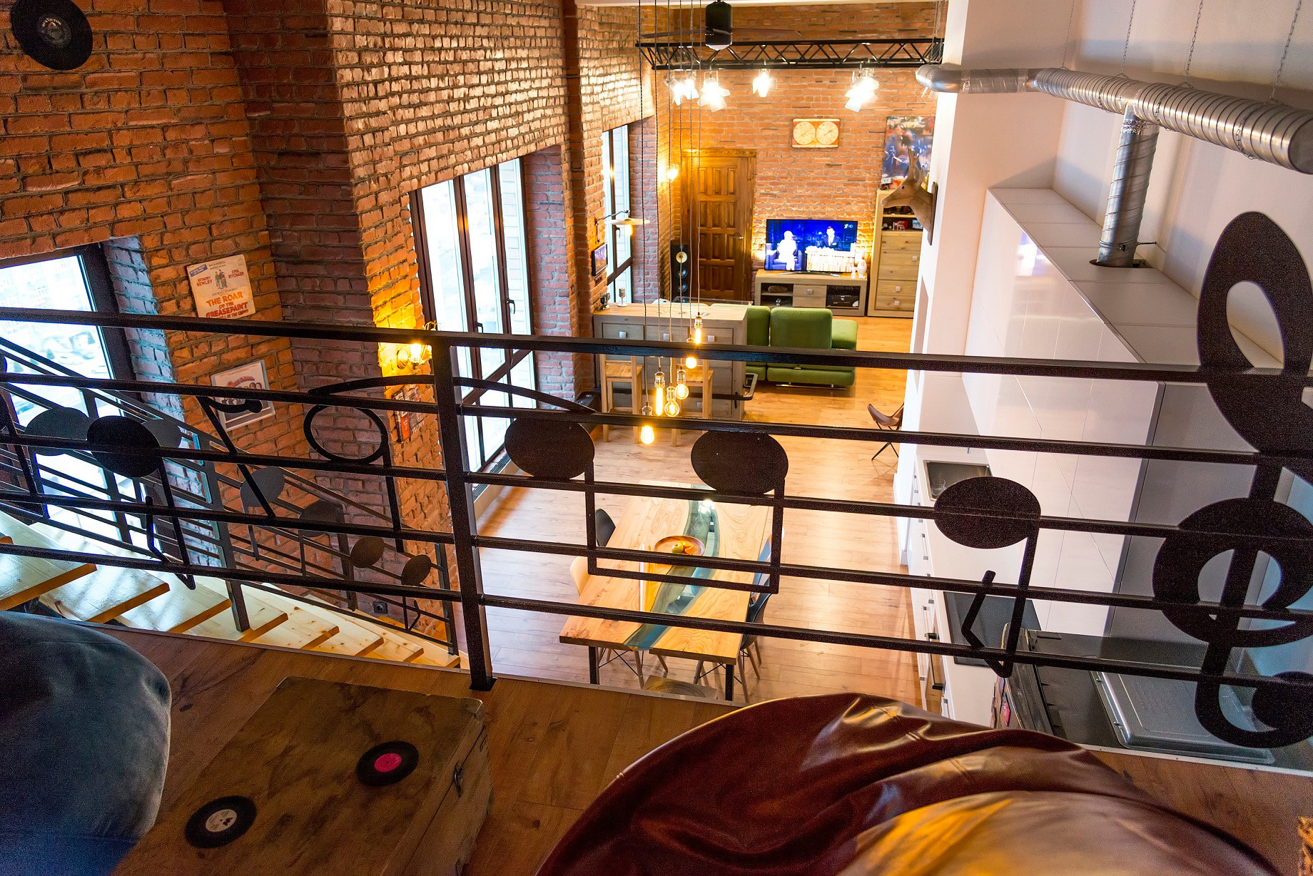 Houzz тур: Лофт в Тюмени с «музыкальными» перилами