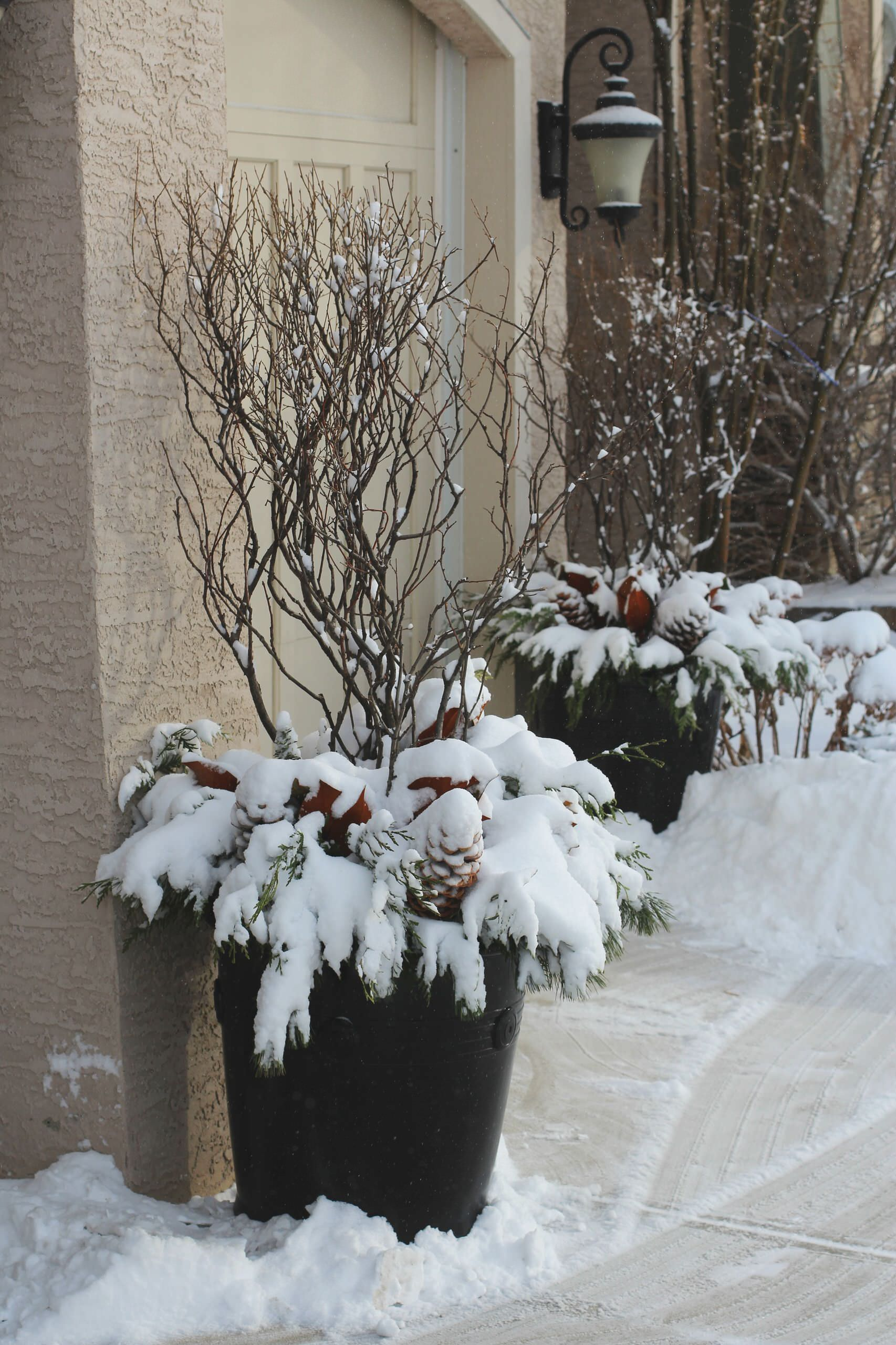 Зимний декор уличных кашпо: Репетиция к встрече Нового Года