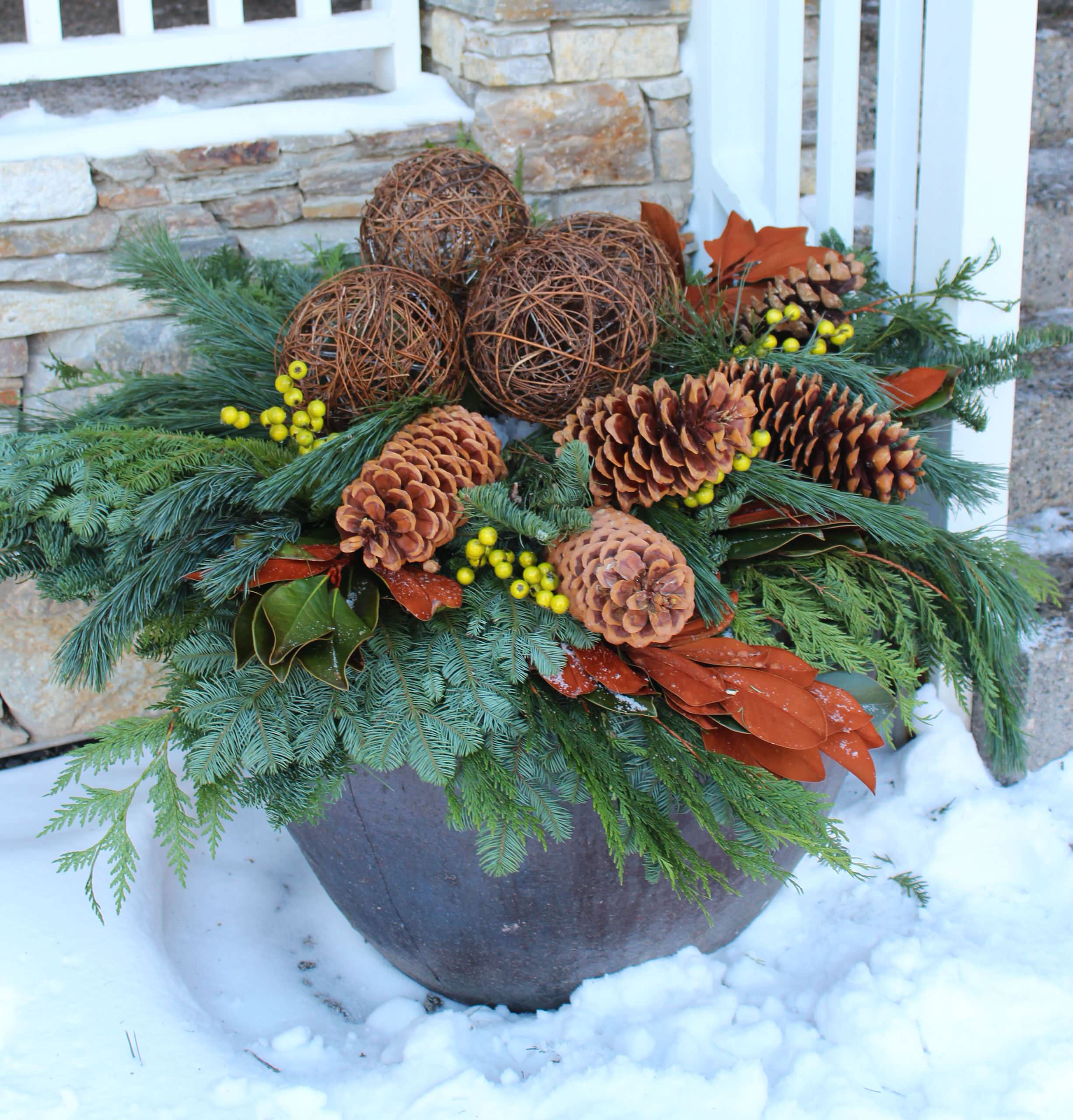 Зимний декор уличных кашпо: Репетиция к встрече Нового Года