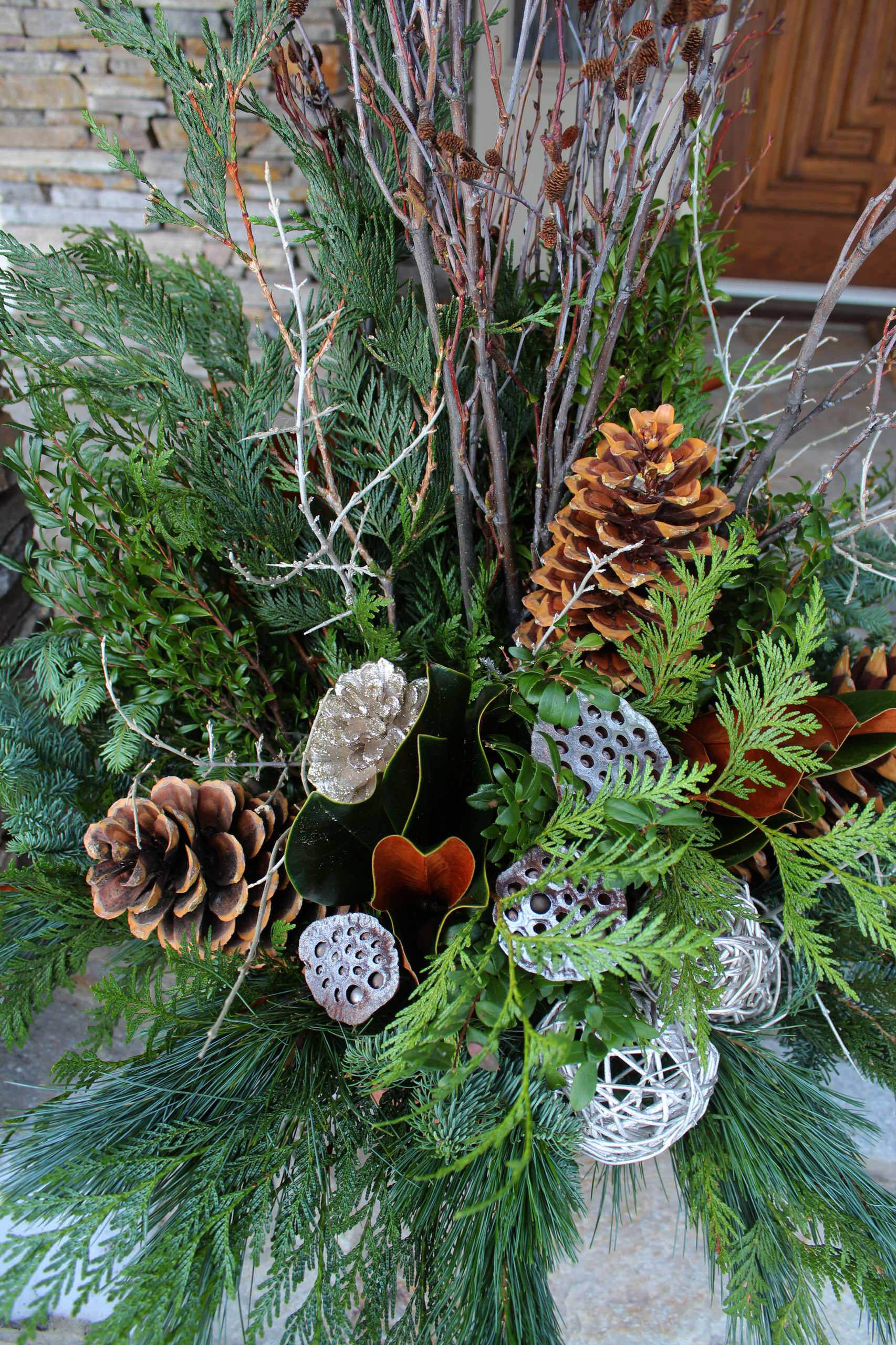 Зимний декор уличных кашпо: Репетиция к встрече Нового Года