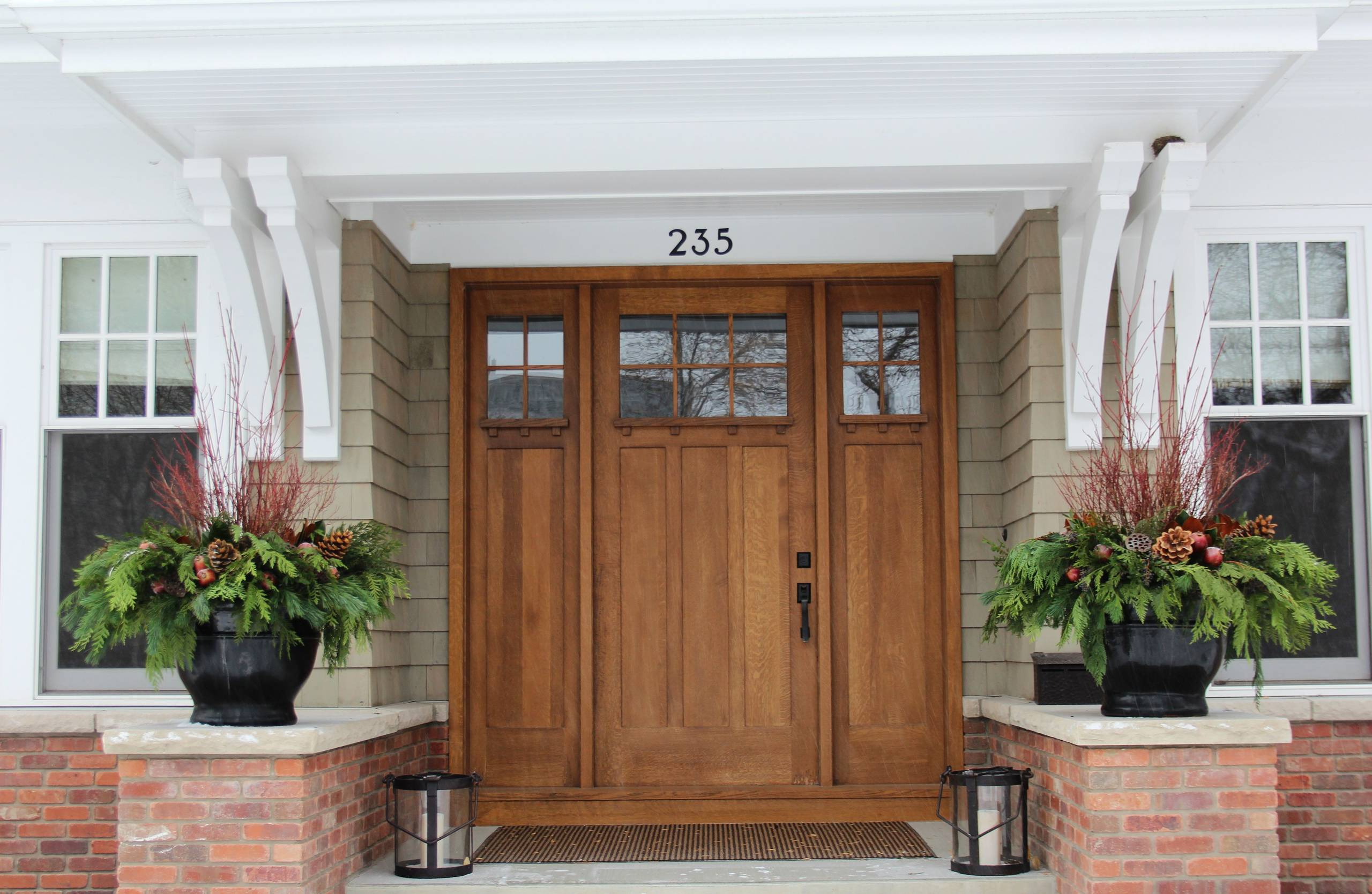 Зимний декор уличных кашпо: Репетиция к встрече Нового Года