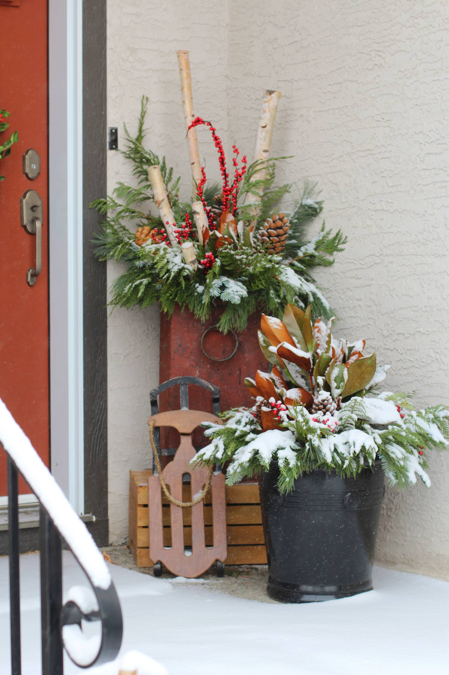 Зимний декор уличных кашпо: Репетиция к встрече Нового Года