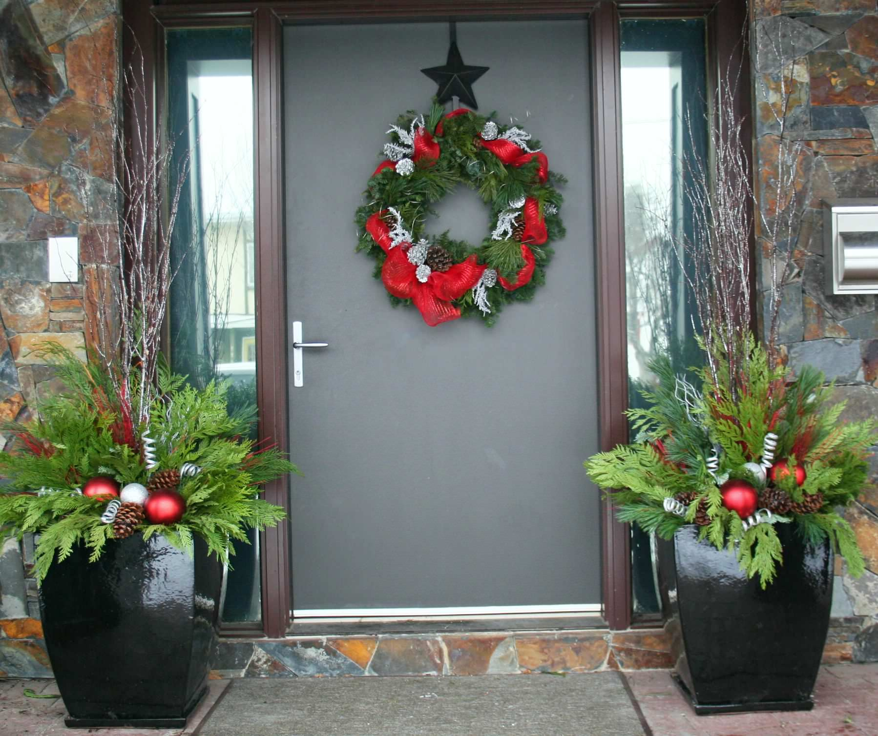 Зимний декор уличных кашпо: Репетиция к встрече Нового Года