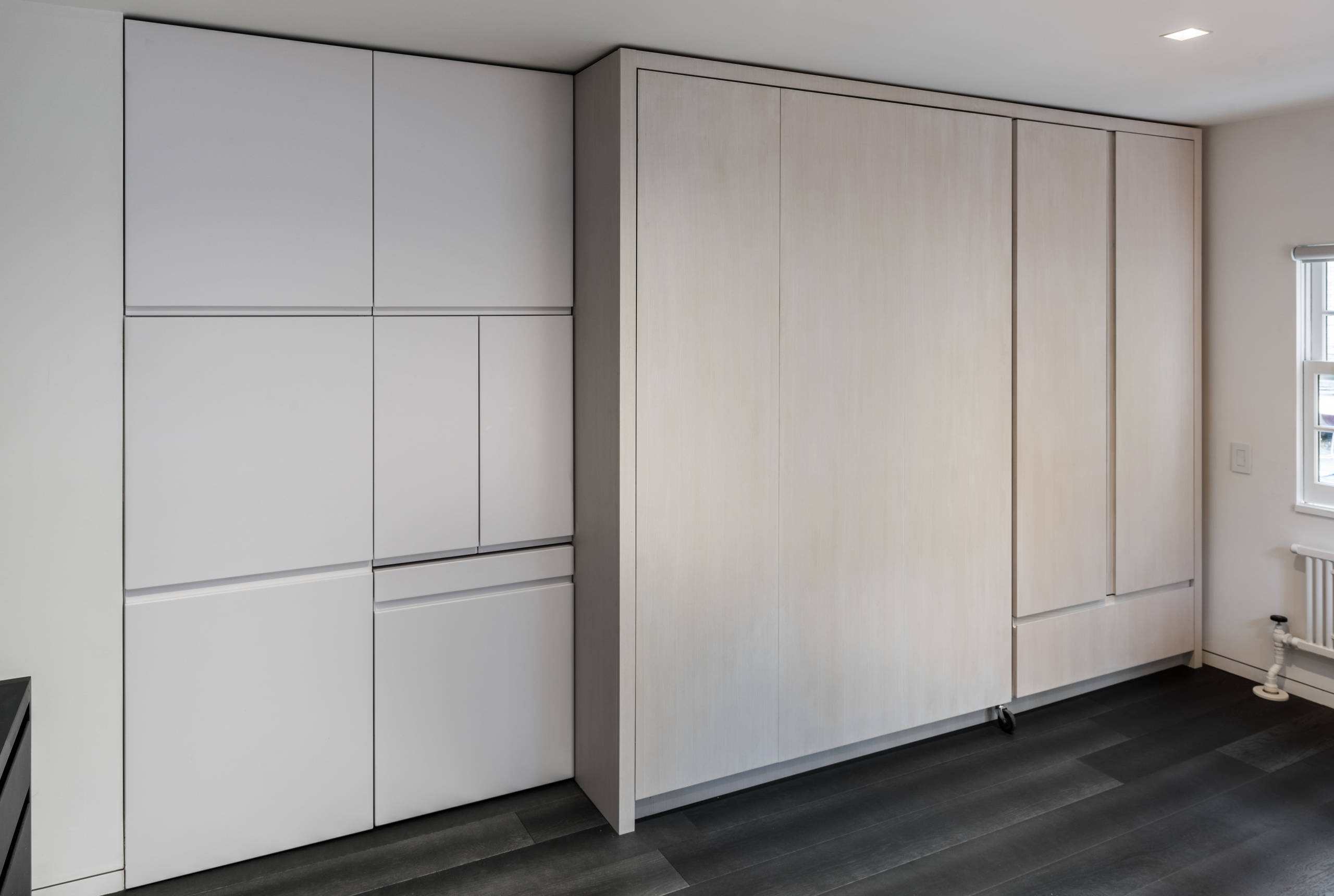 До и после: Стена с сюрпризом в нью-йоркской студии 20 кв.м