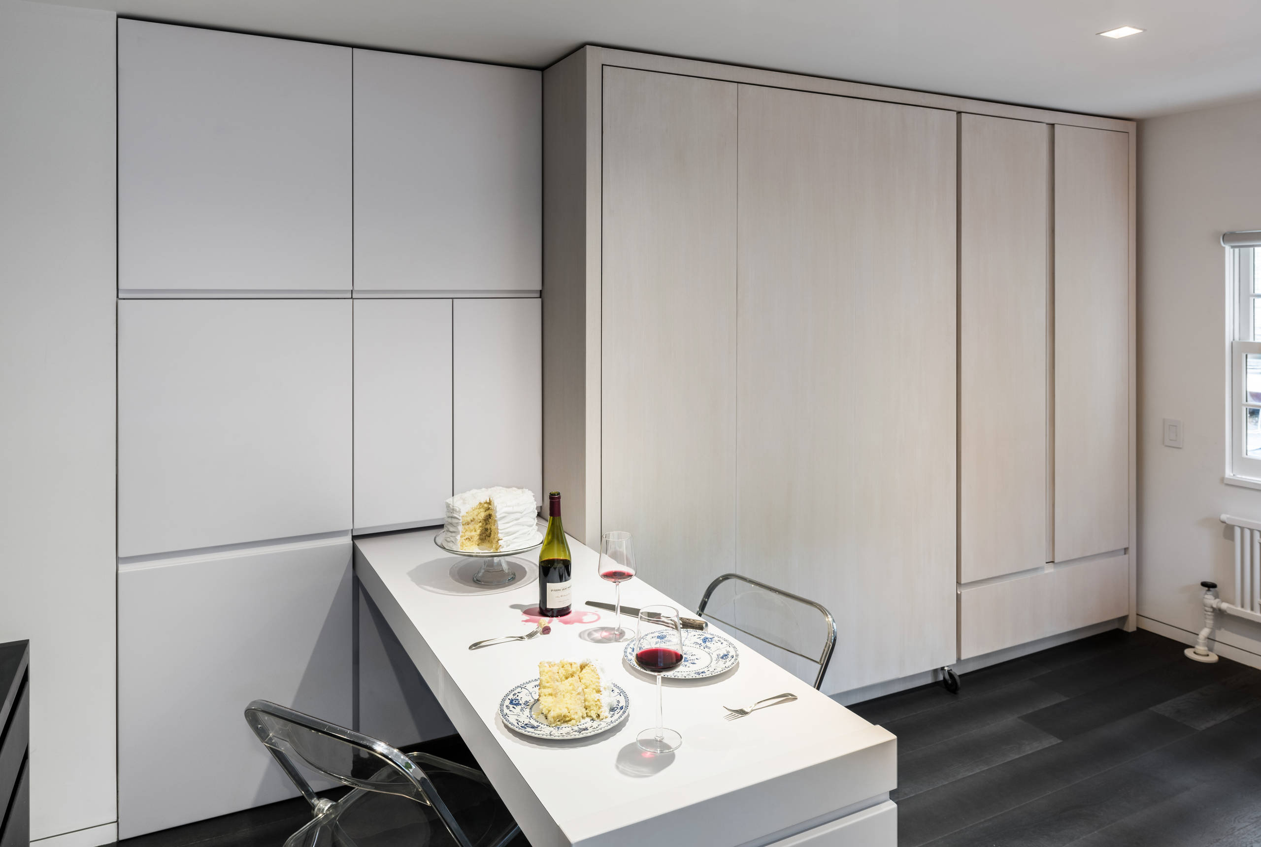 До и после: Стена с сюрпризом в нью-йоркской студии 20 кв.м