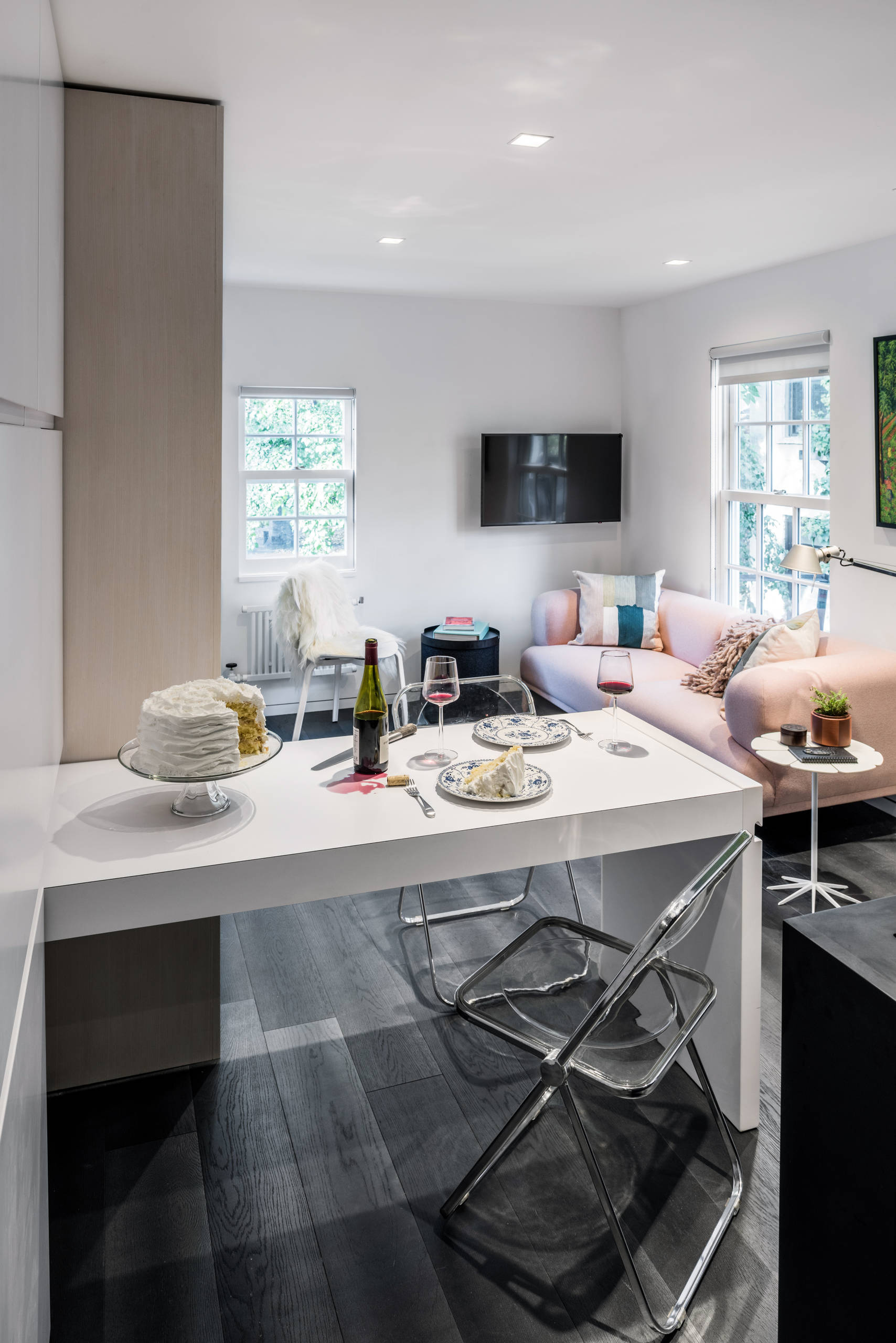 До и после: Стена с сюрпризом в нью-йоркской студии 20 кв.м