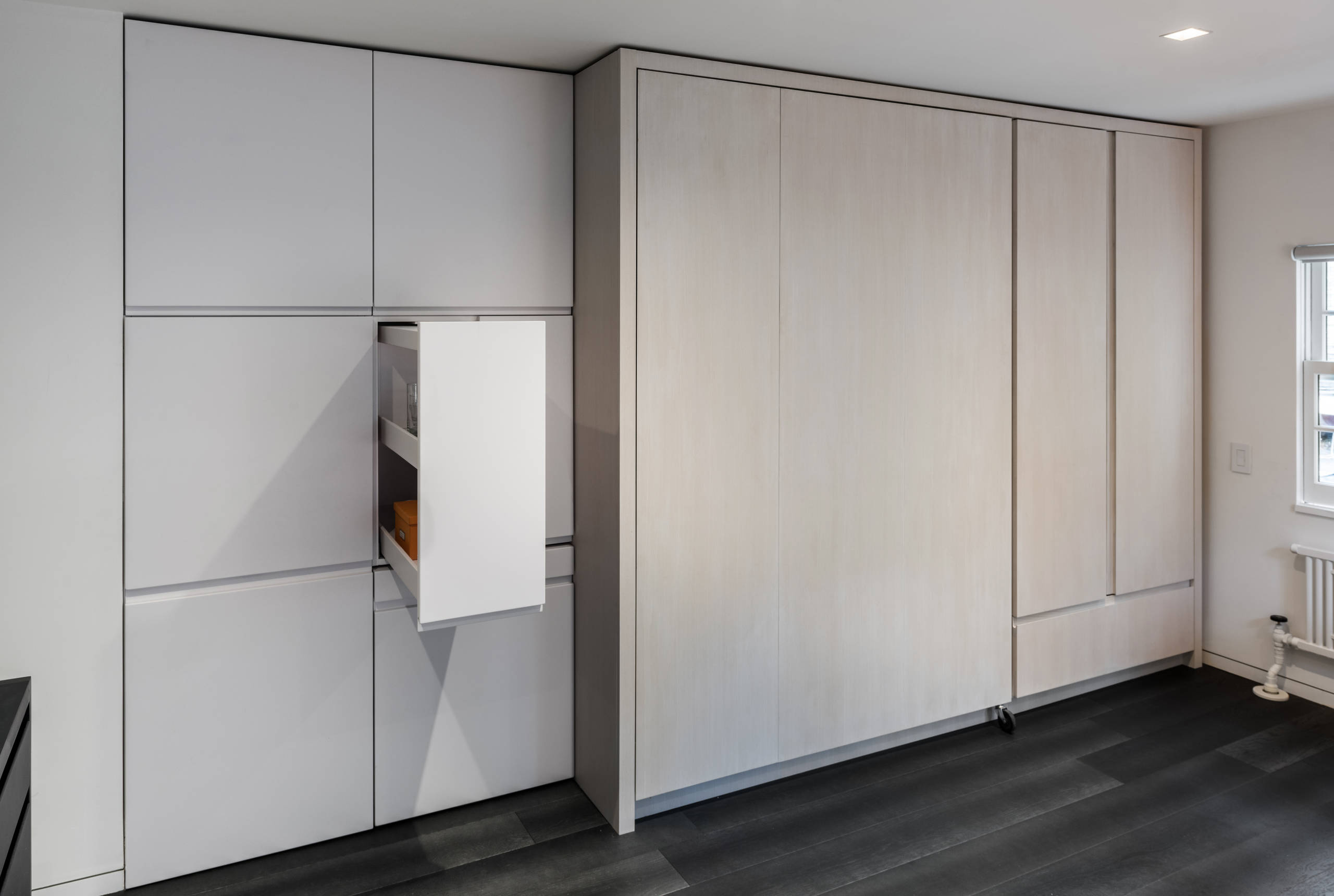 До и после: Стена с сюрпризом в нью-йоркской студии 20 кв.м