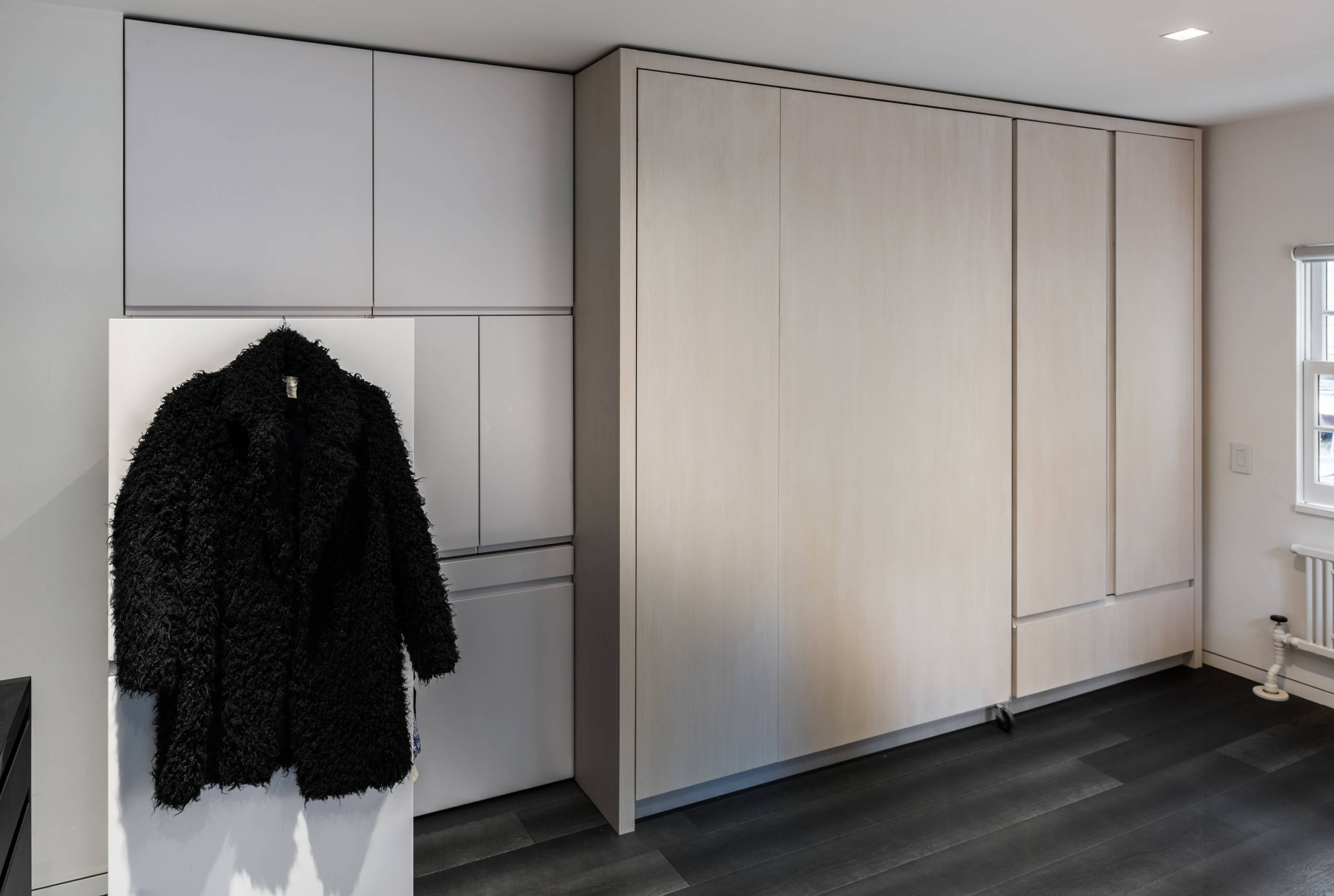 До и после: Стена с сюрпризом в нью-йоркской студии 20 кв.м