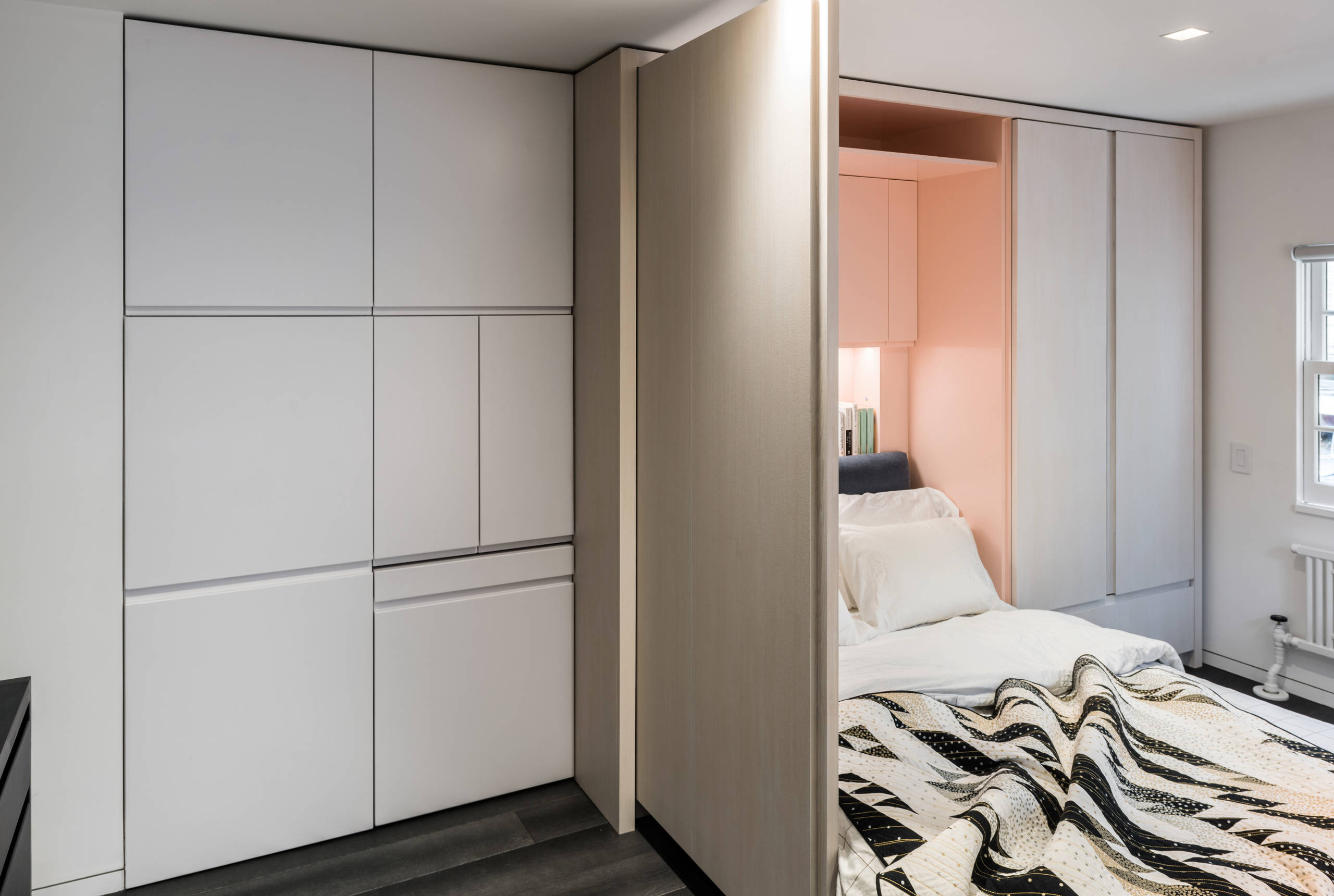 До и после: Стена с сюрпризом в нью-йоркской студии 20 кв.м