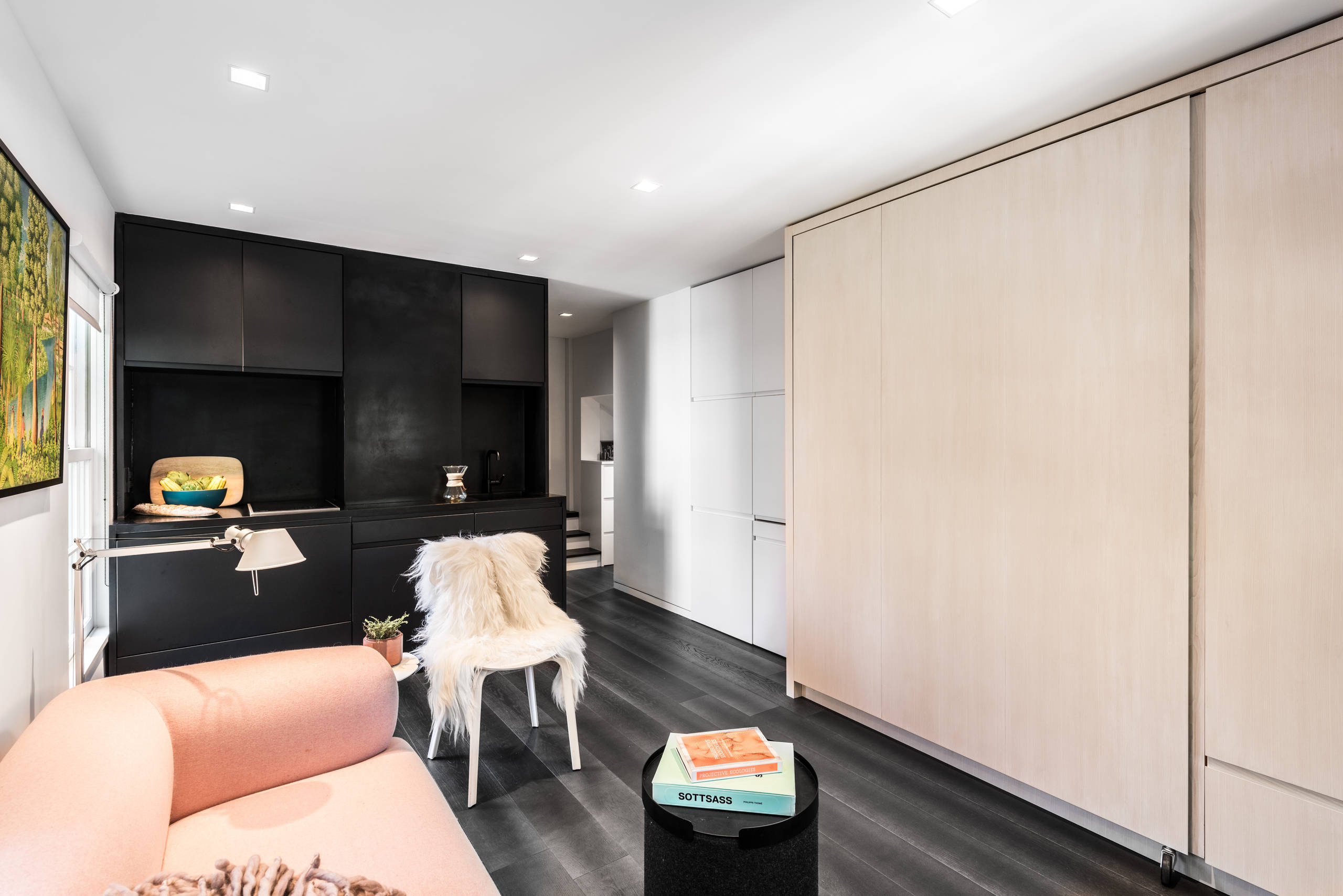 До и после: Стена с сюрпризом в нью-йоркской студии 20 кв.м