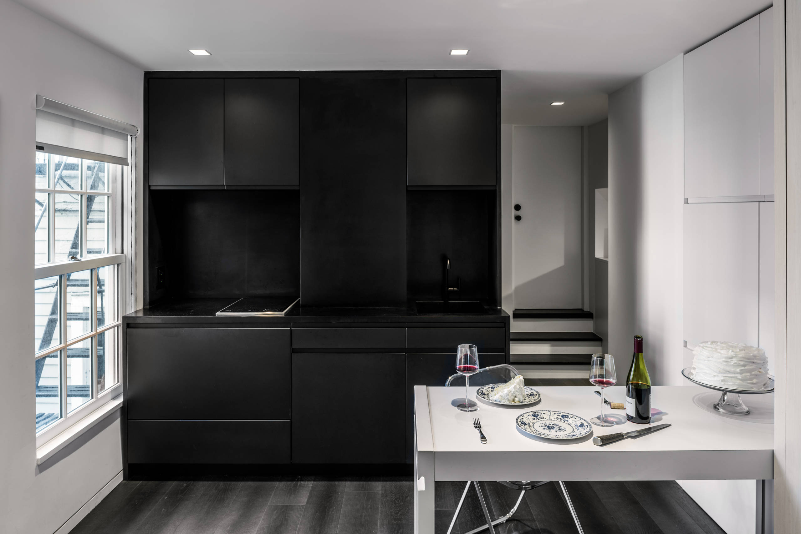 До и после: Стена с сюрпризом в нью-йоркской студии 20 кв.м