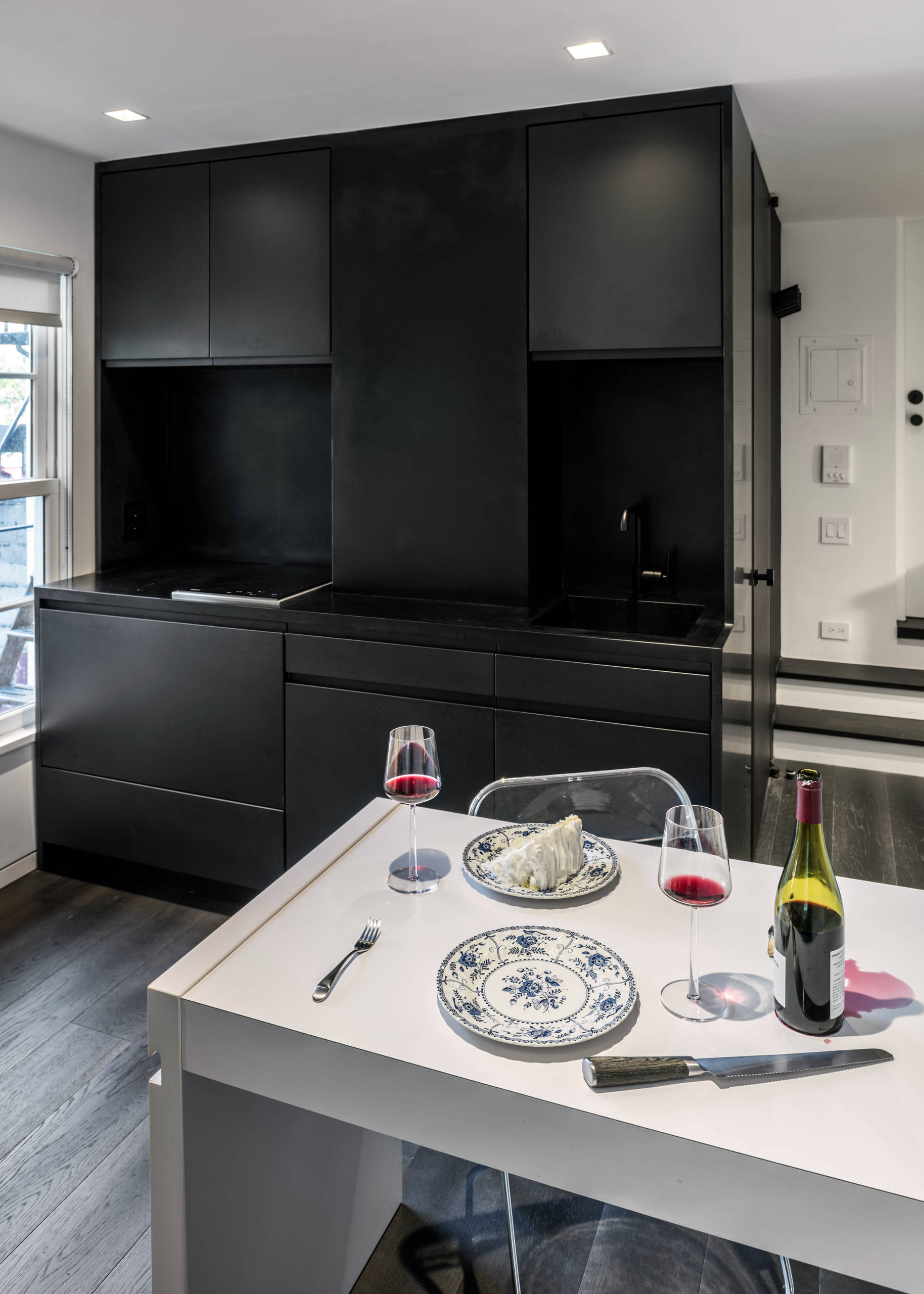 До и после: Стена с сюрпризом в нью-йоркской студии 20 кв.м