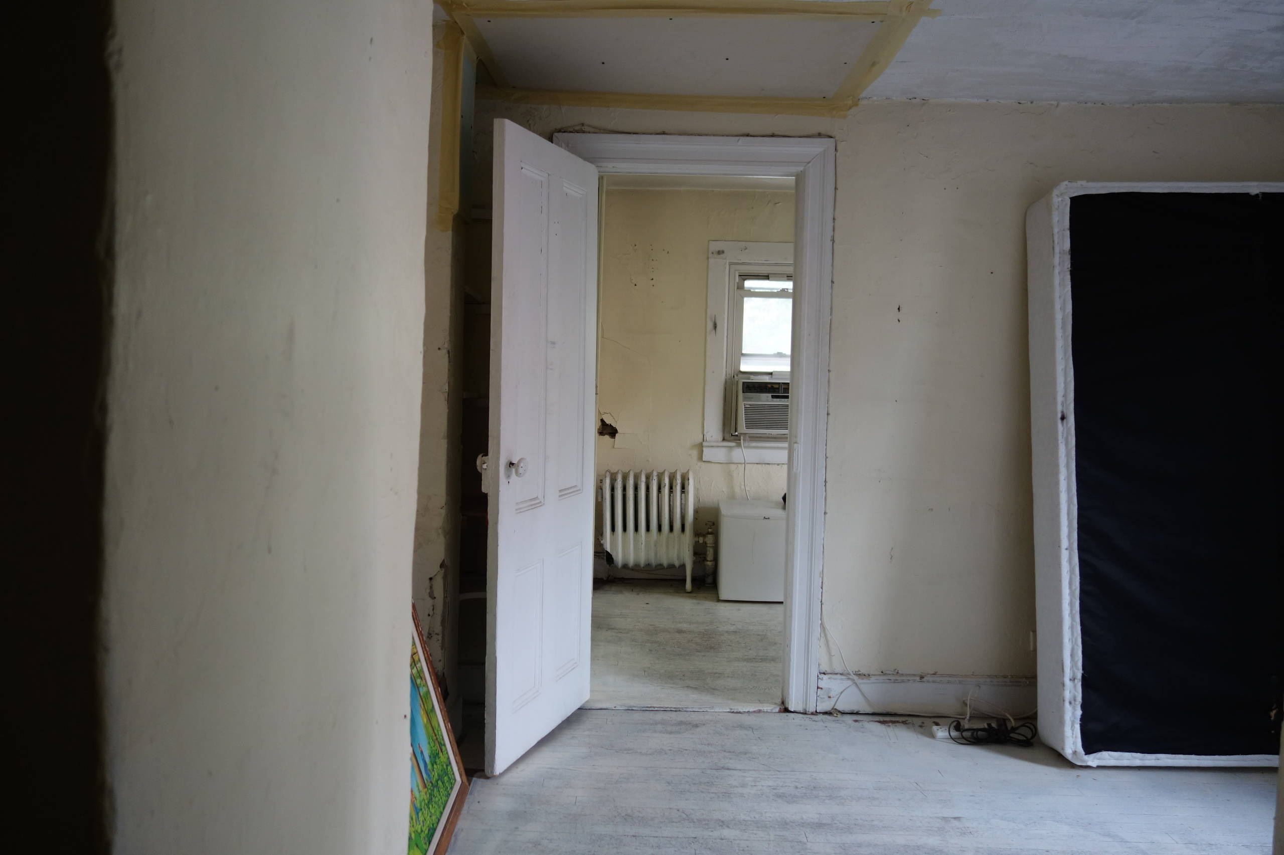 До и после: Стена с сюрпризом в нью-йоркской студии 20 кв.м