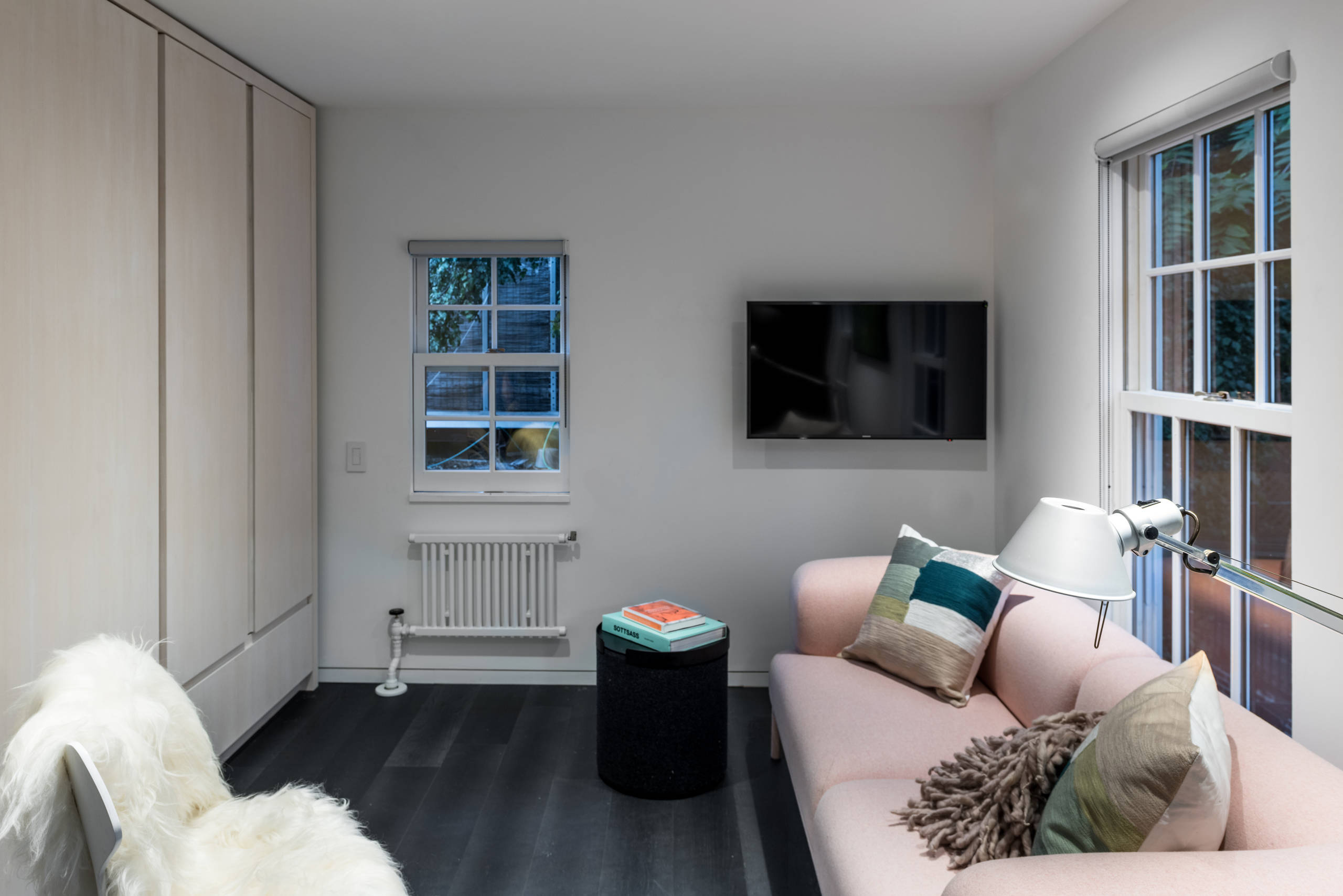 До и после: Стена с сюрпризом в нью-йоркской студии 20 кв.м