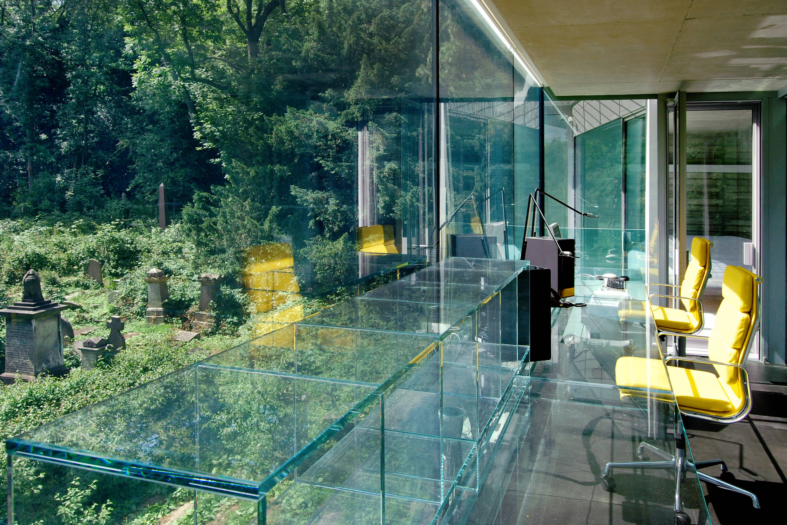 Houzz Британия: Стеклянный дом на лондонском кладбище