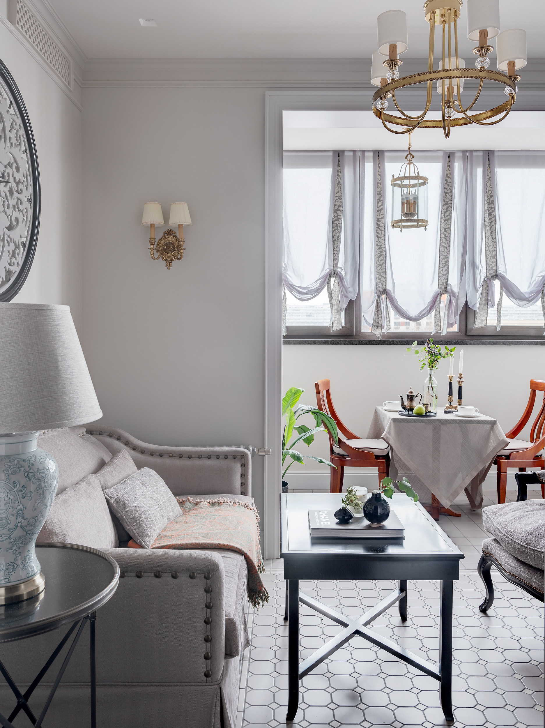 Проект недели: Кухня в классическом стиле с антикварной столовой