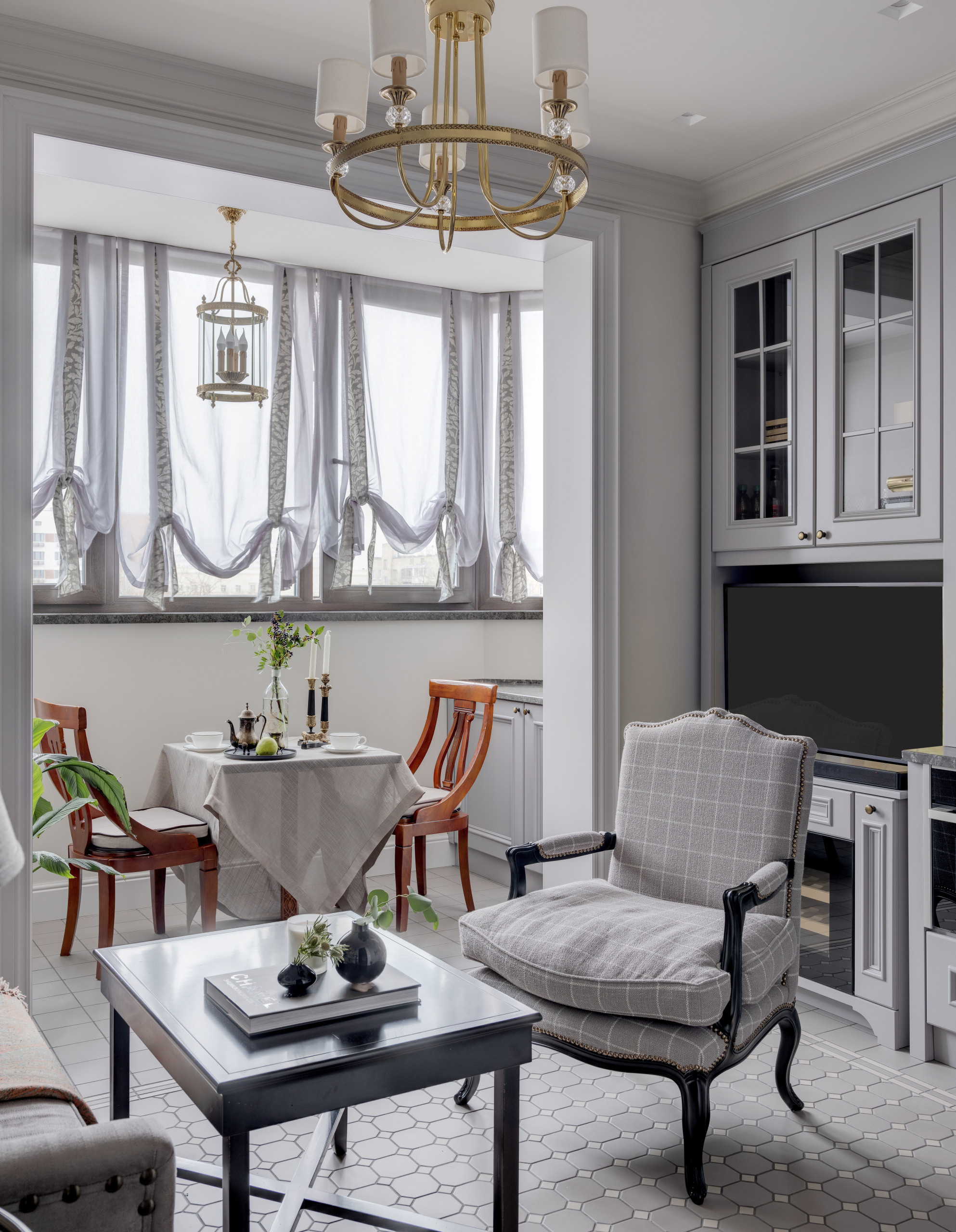 Проект недели: Кухня в классическом стиле с антикварной столовой