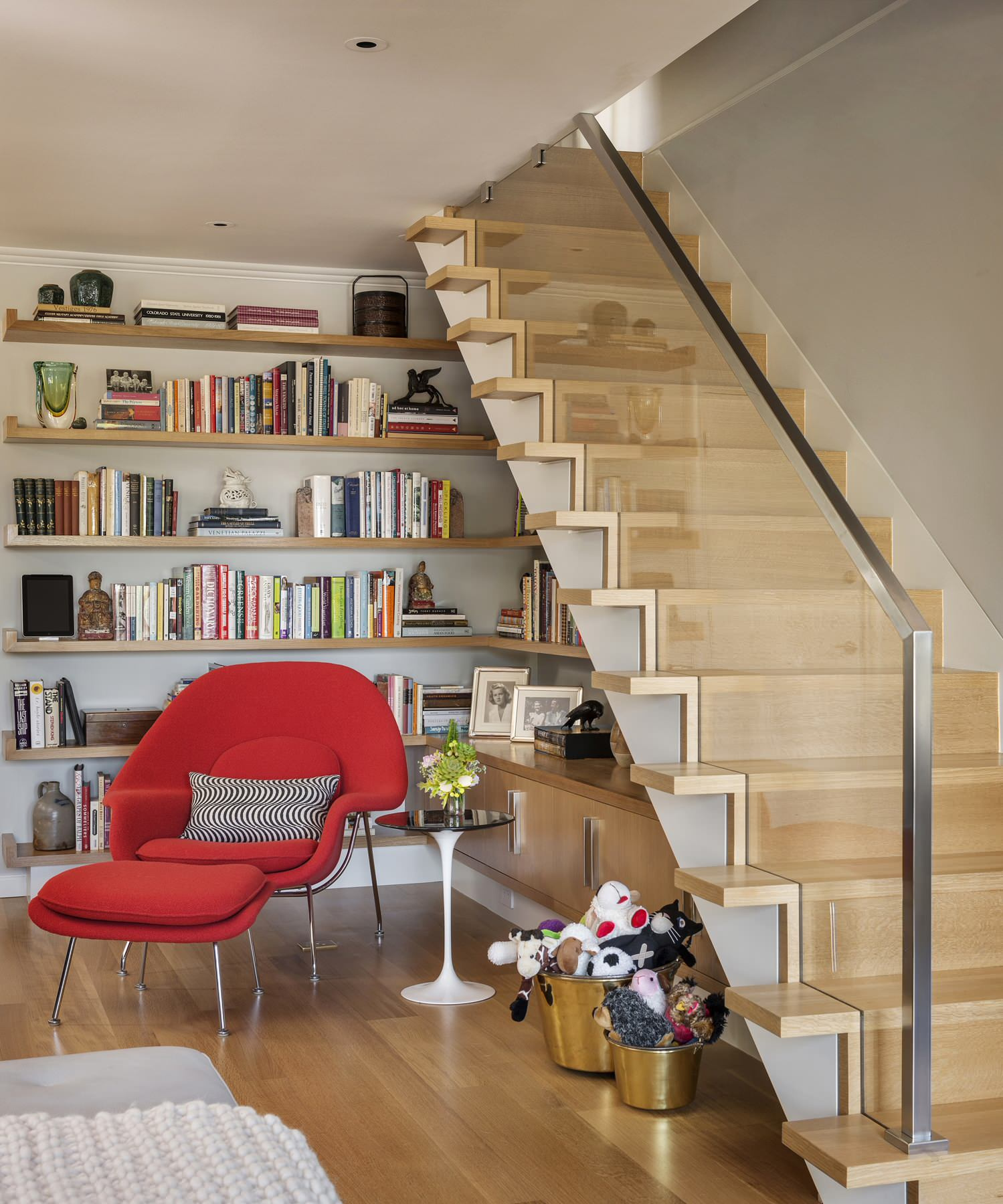 Шаг за шагом: 14 вариантов оформления пространства под лестницей
