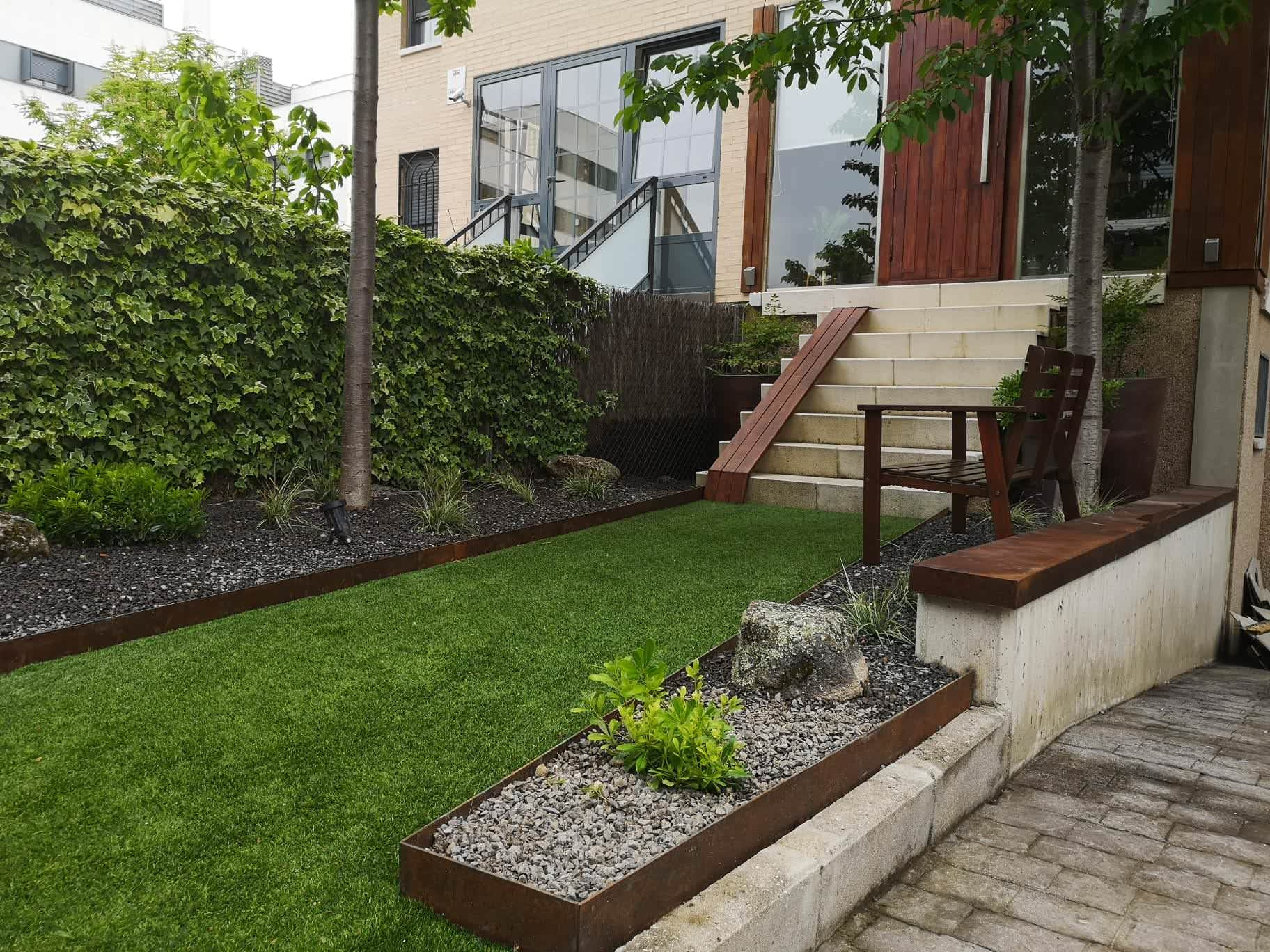 До и после: Кухня с деревом посреди острова