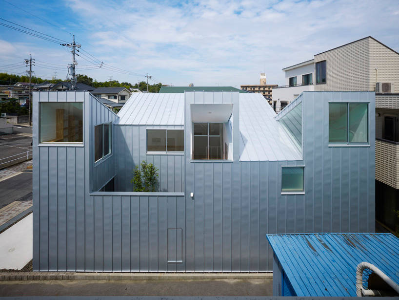 Houzz Япония:  Игра объемов в необычном доме со стальными фасадами