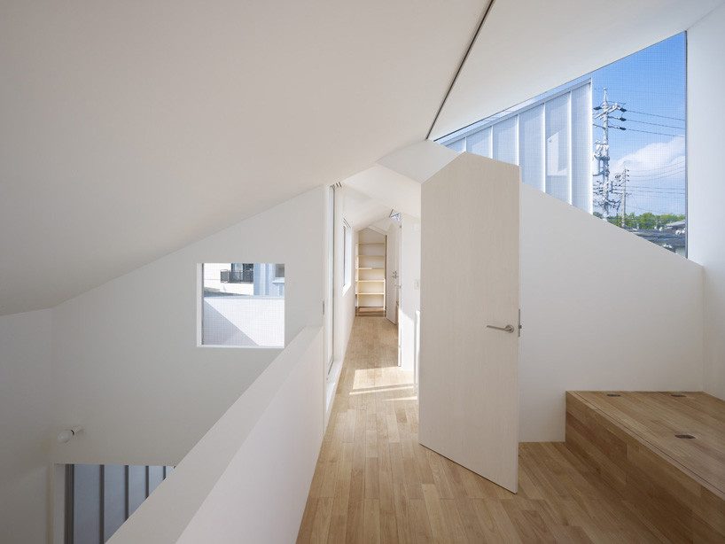 Houzz Япония:  Игра объемов в необычном доме со стальными фасадами