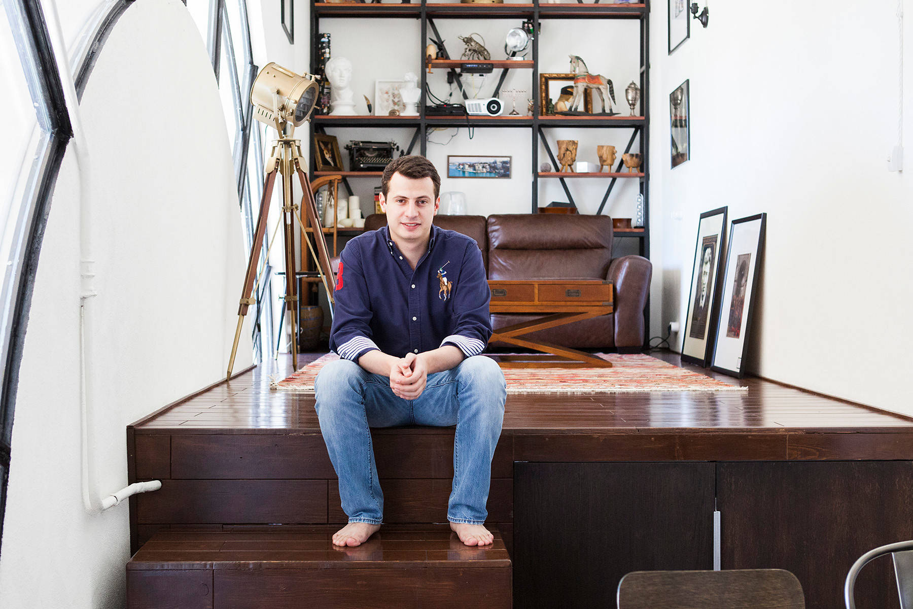 В гостях: Лофт с арочным окном и гостиной на подиуме