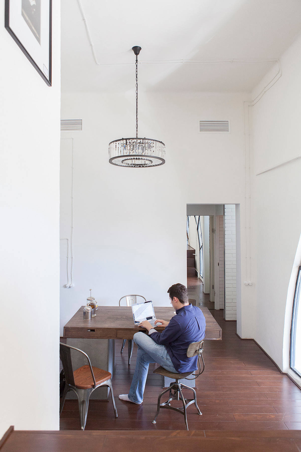 В гостях: Лофт с арочным окном и гостиной на подиуме