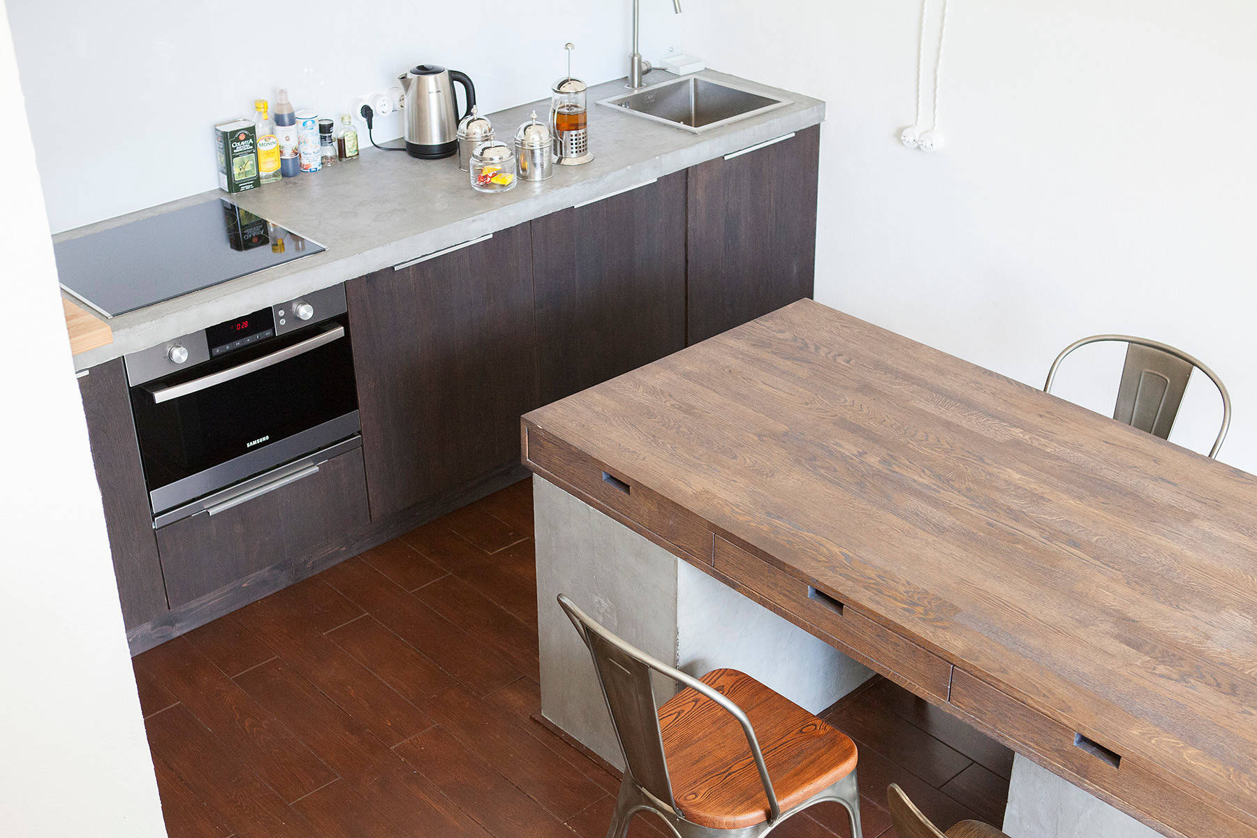 В гостях: Лофт с арочным окном и гостиной на подиуме