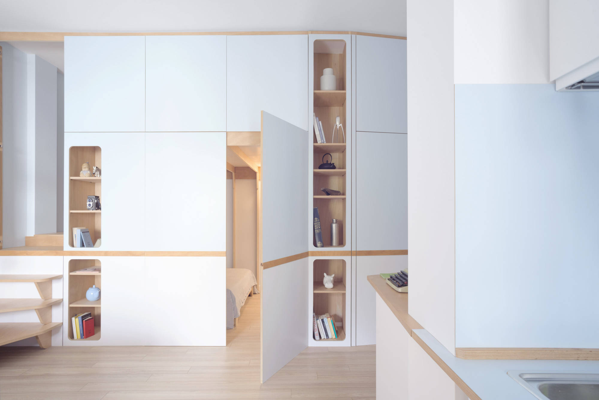 Вопрос: Как спрятать кровать в однокомнатной квартире