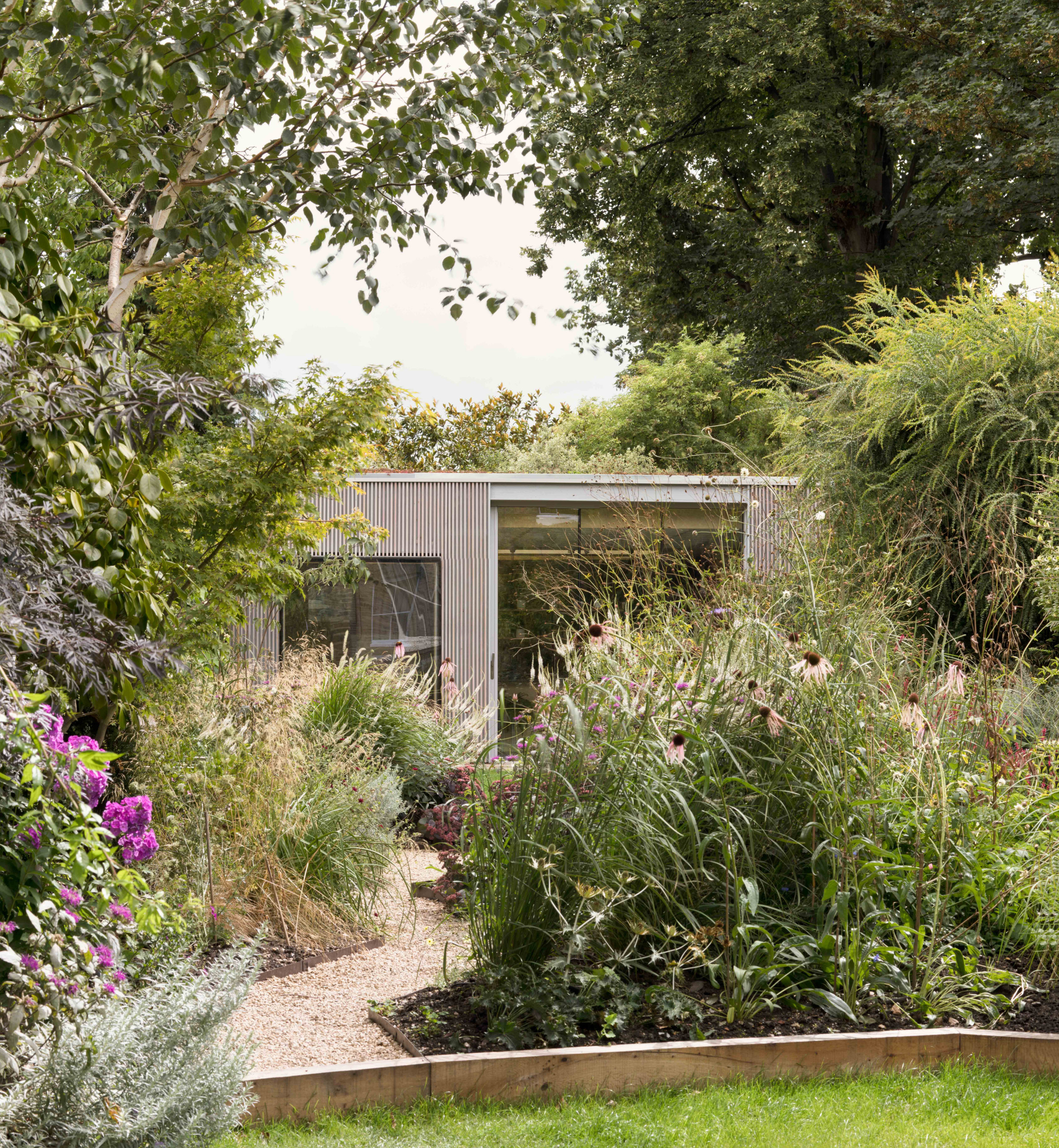 Houzz в саду: Павильон, который сливается с ландшафтом