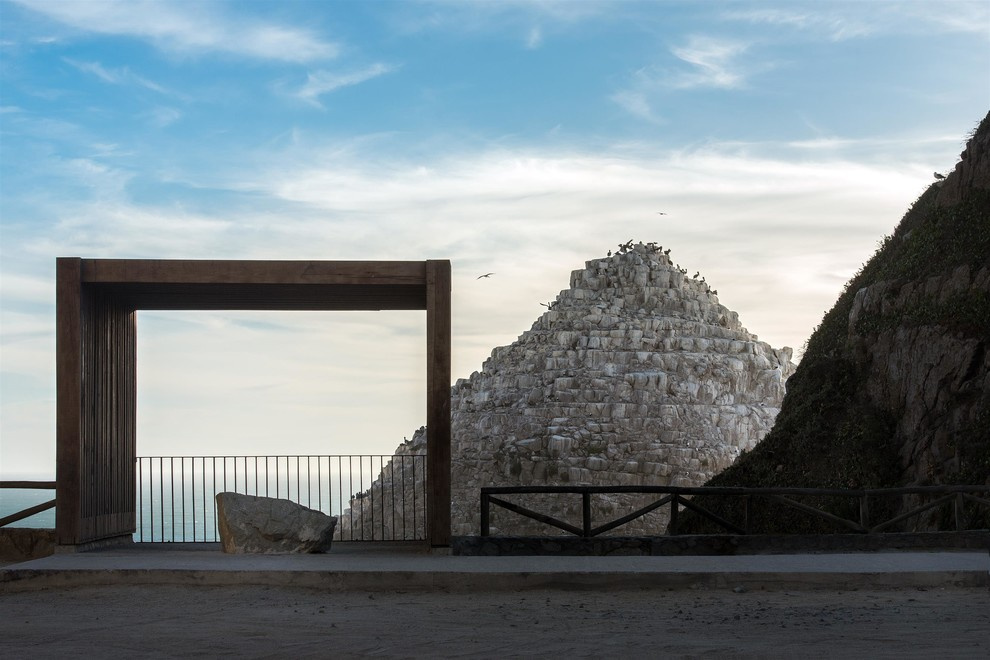 Лауреат Притцкеровской премии: Чилийский архитектор Алехандро Аравена