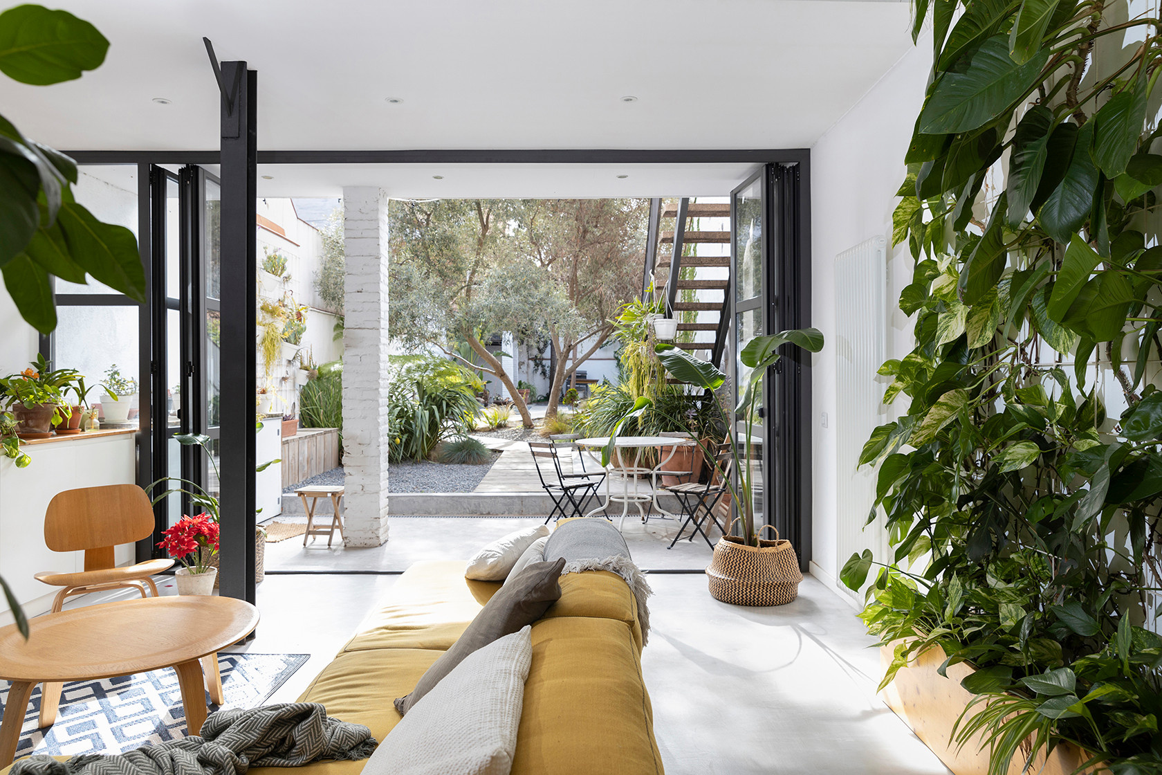 Houzz в саду: Тотальная реконструкция узкого сада