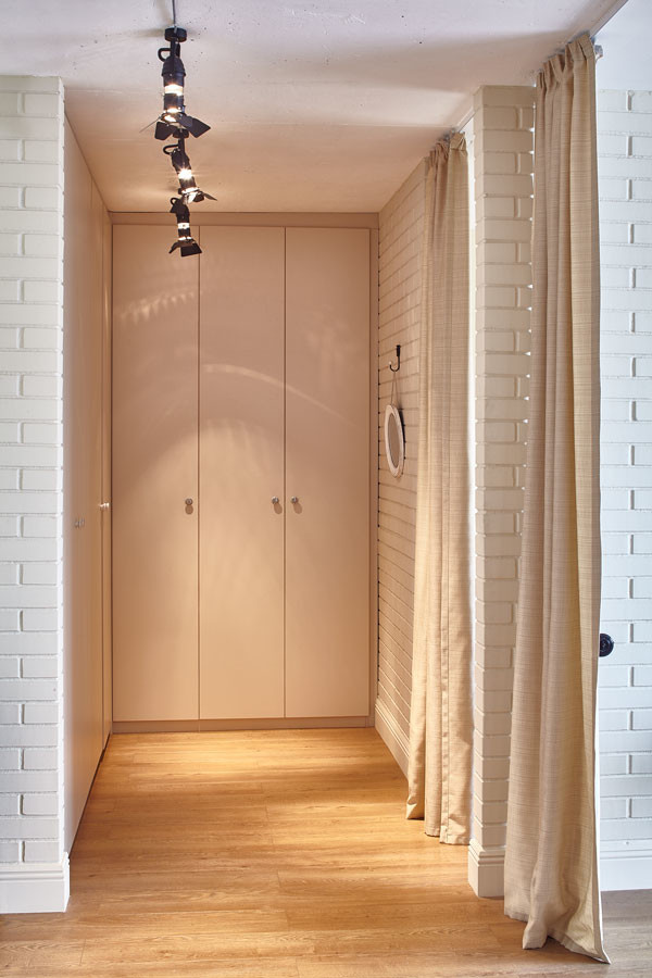 Houzz тур: Квартира без дверей, лишней мебели и суеты