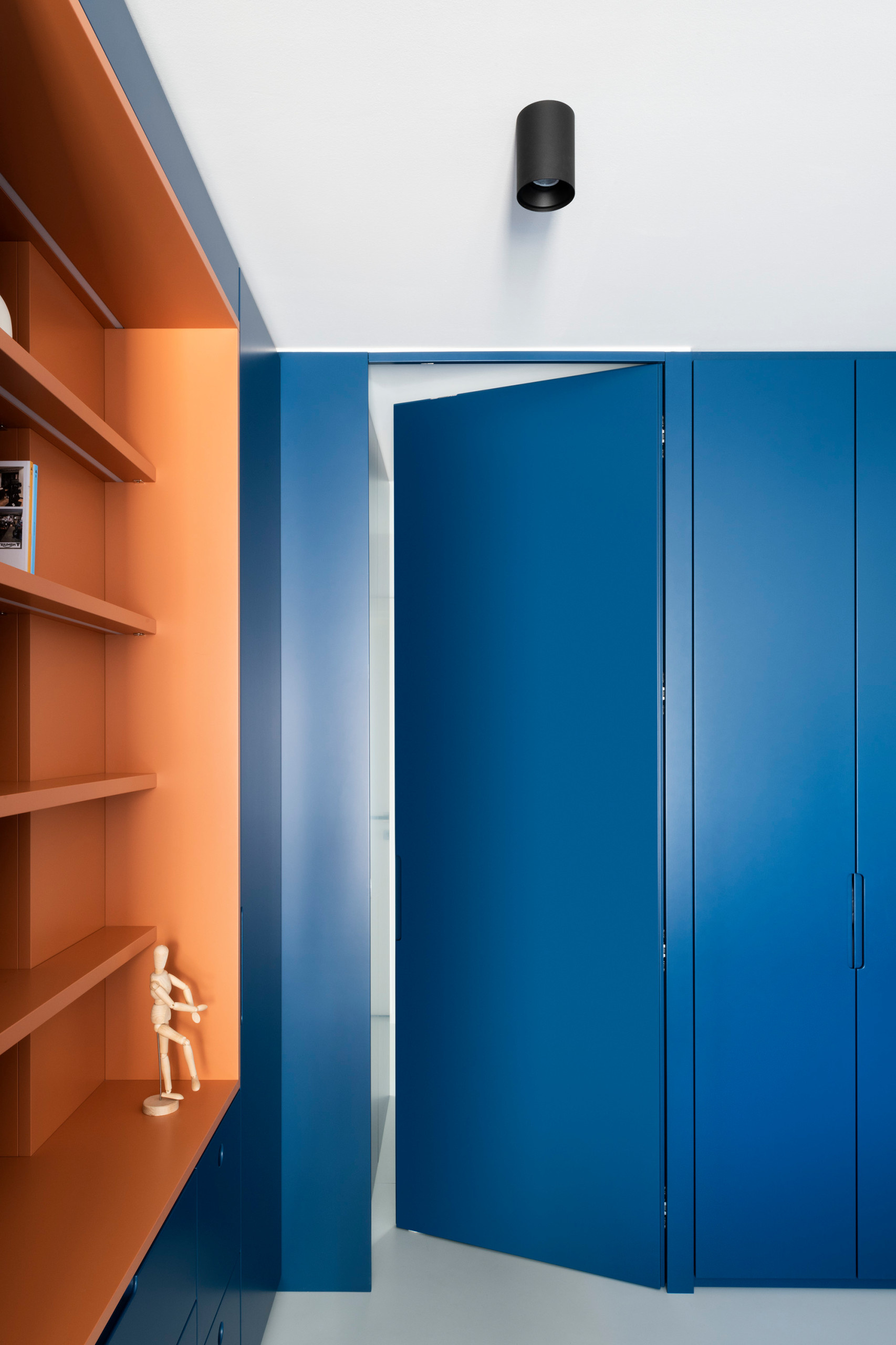 В закладки: 3 проекта со встроенными шкафами «во всю стену»